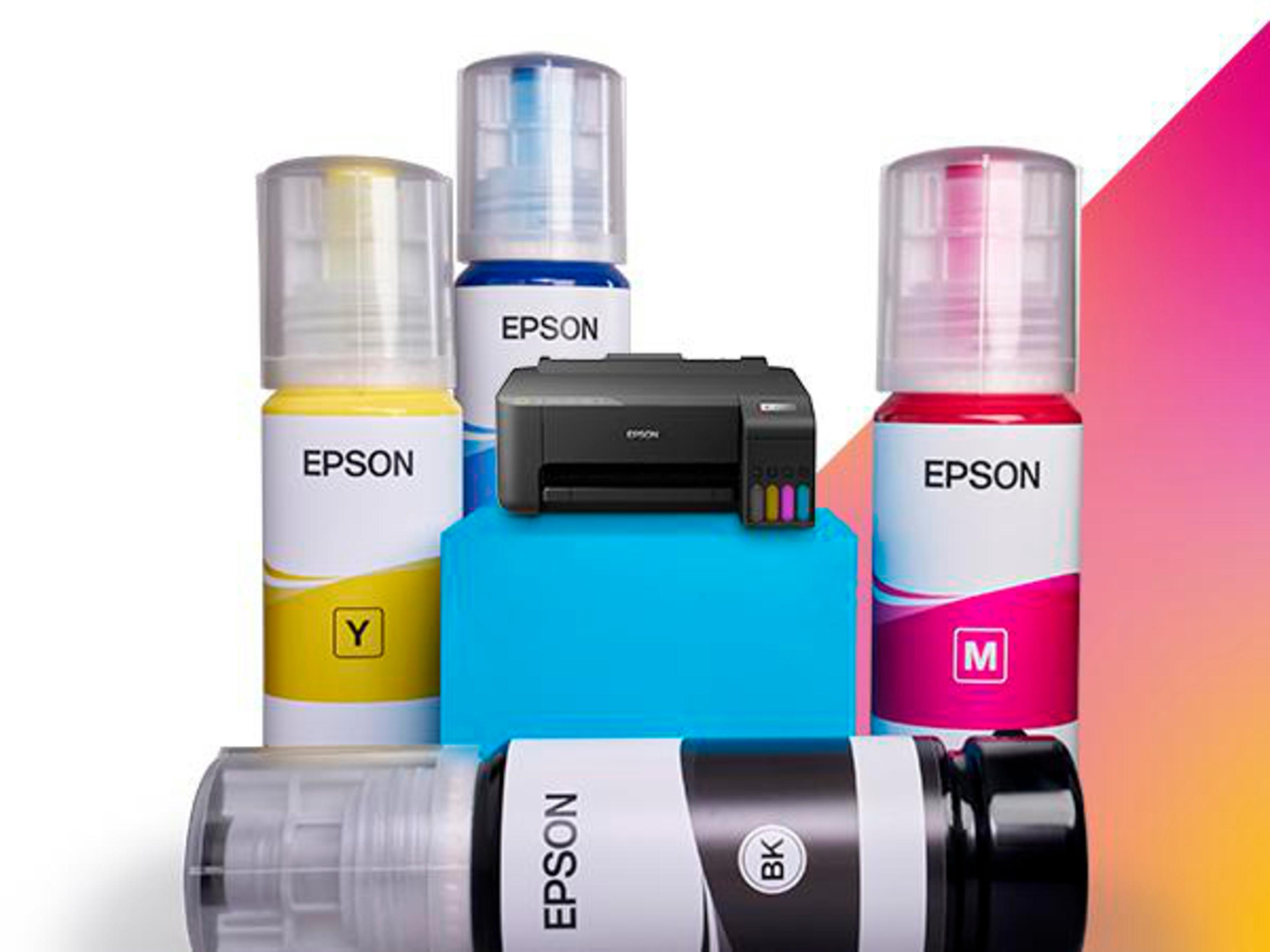 Drukarka Epson i butelki z tuszem. Żółte, niebieskie, czarne i czerwone butelki z tuszem.