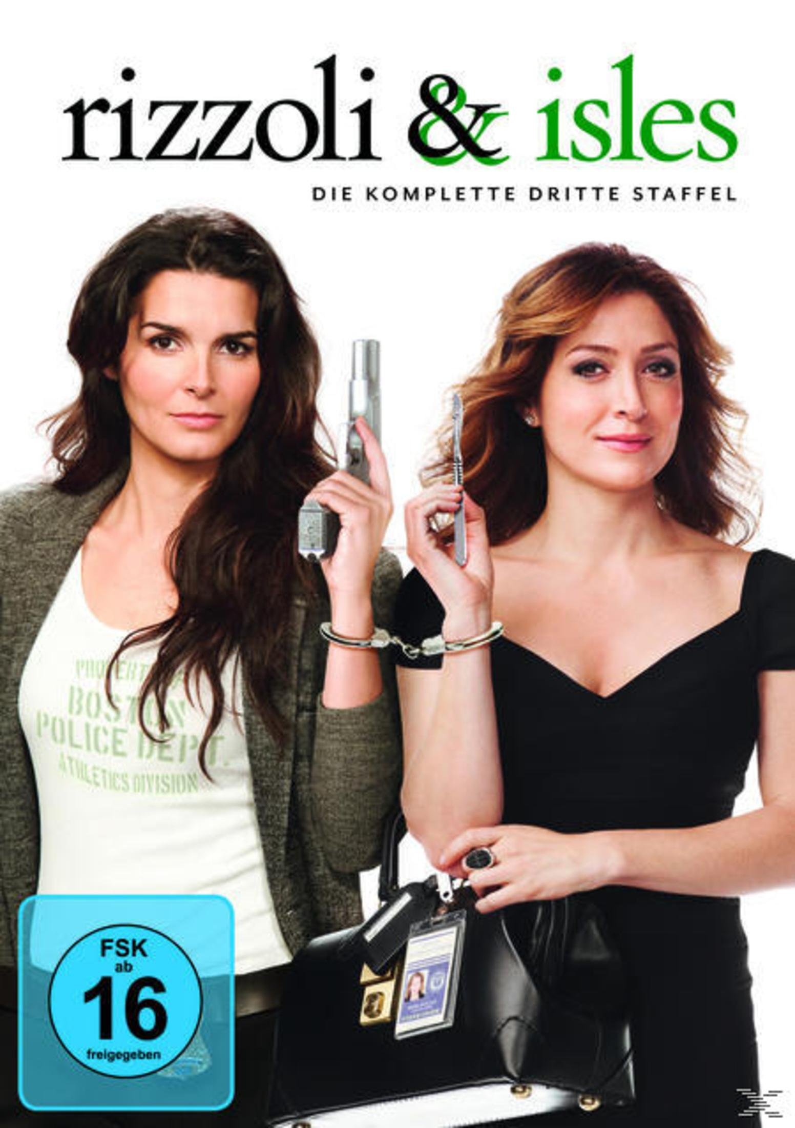 Zwei Frauen, verbunden durch Handschellen, halten eine Waffe und ein Skalpell vor dem Rizzoli & Isles Logo.