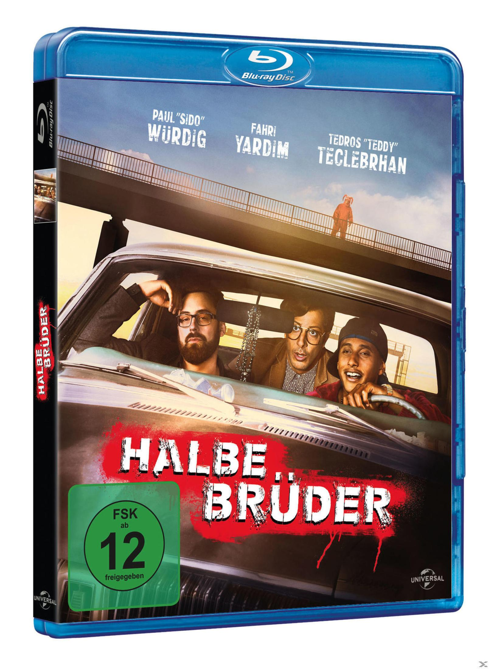 Filmcover: Drei Männer in einem Auto. Titel: HALBE BRÜDER. Grüner FSK 12 Aufkleber.