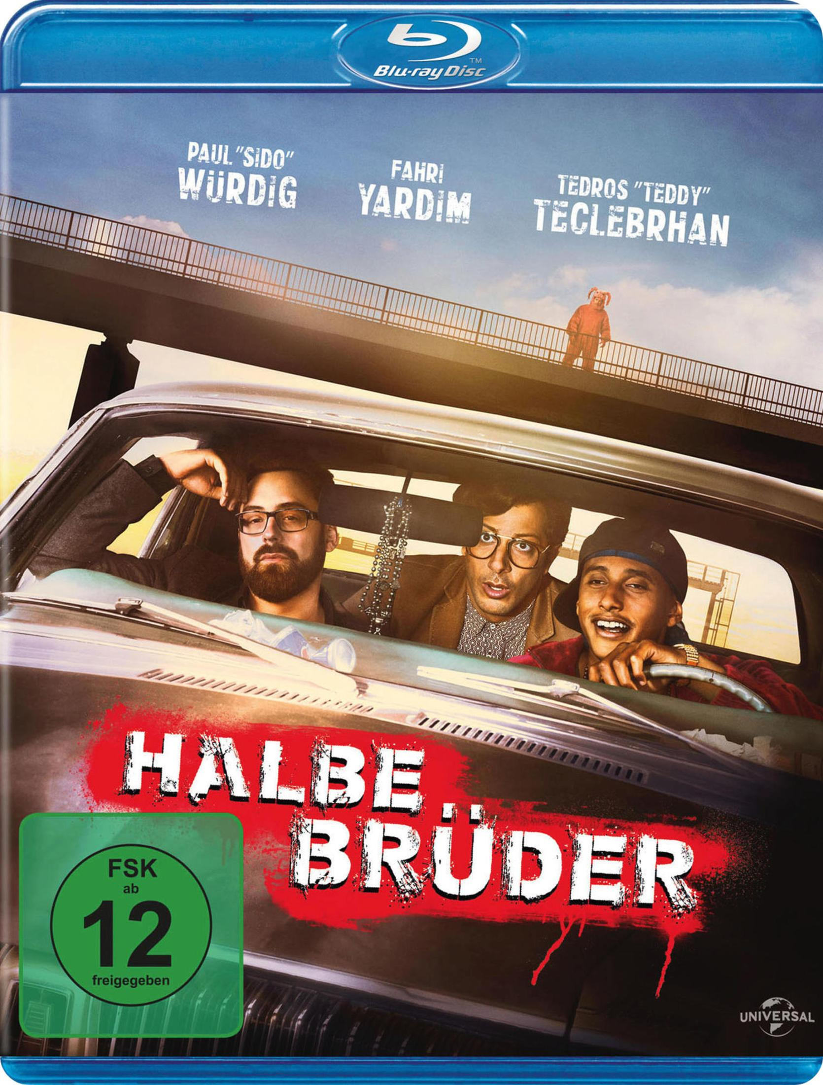 Filmcover: Drei Männer im Auto, Titel 'Halbe Brüder'. Blaue Blu-ray-Hülle.