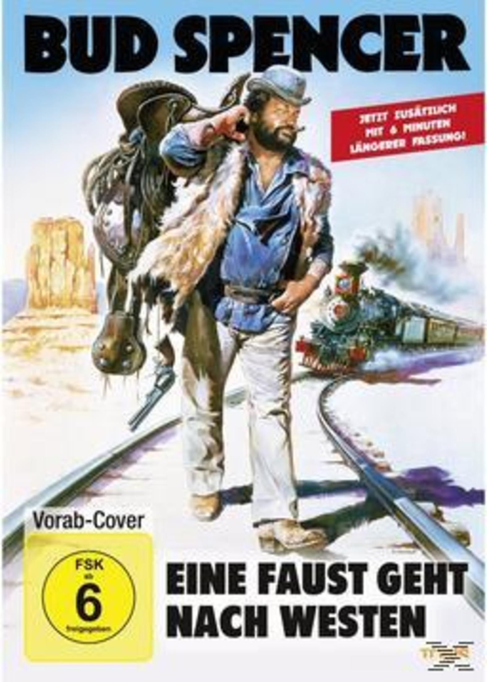 Bud Spencer trägt auf einer Western-Bahnstrecke einen Sattel, im Hintergrund fährt eine alte Lokomotive.