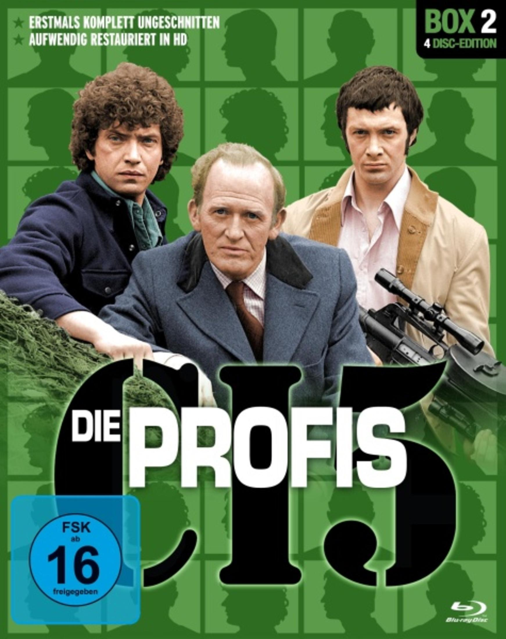 Blu-ray Cover des Films Die Profis, mit drei Männern in Anzügen. Grüner Hintergrund.