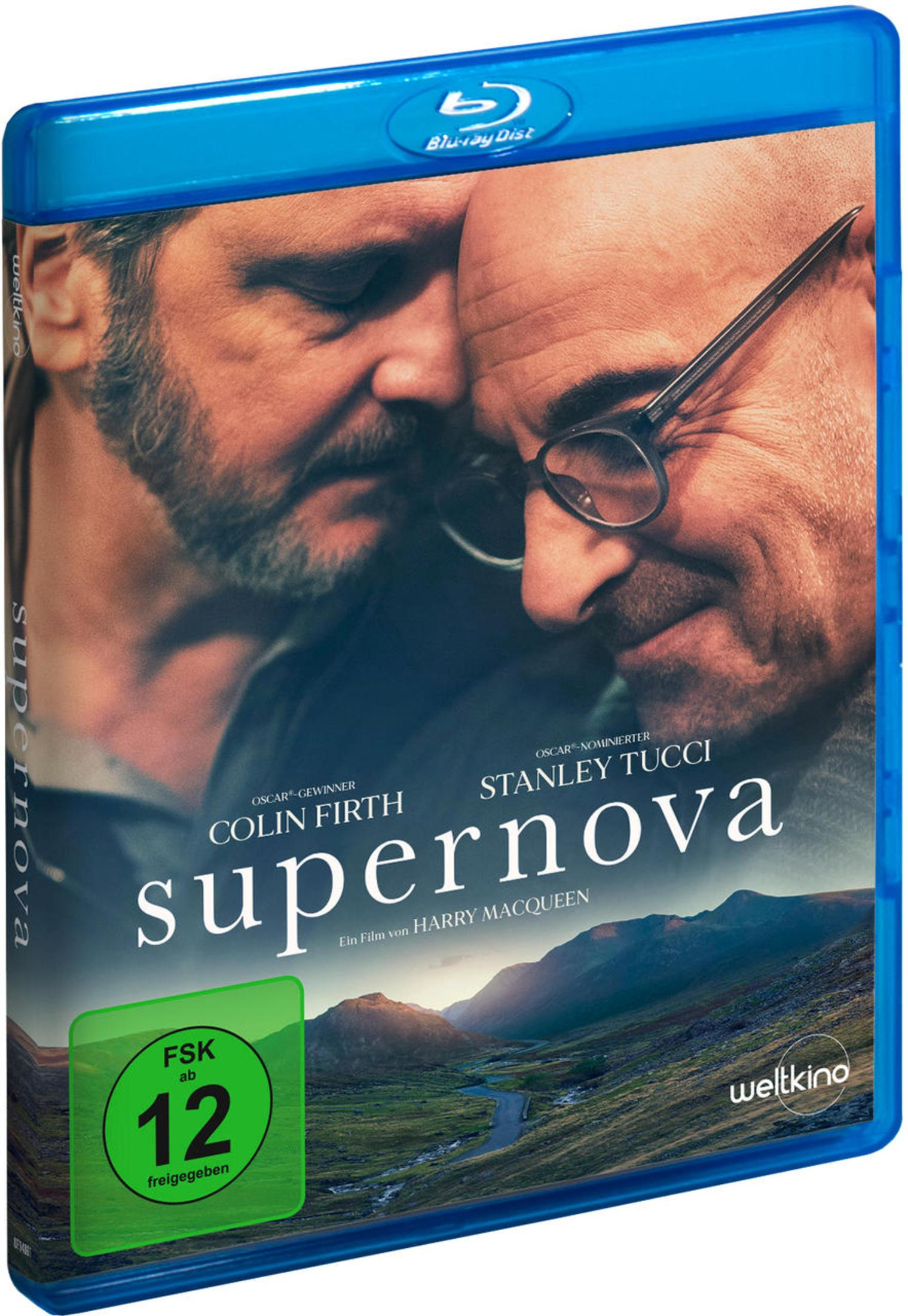 Blu-ray-Cover von Supernova mit Colin Firth und Stanley Tucci, die ihre Köpfe vor einer Berglandschaft berühren.