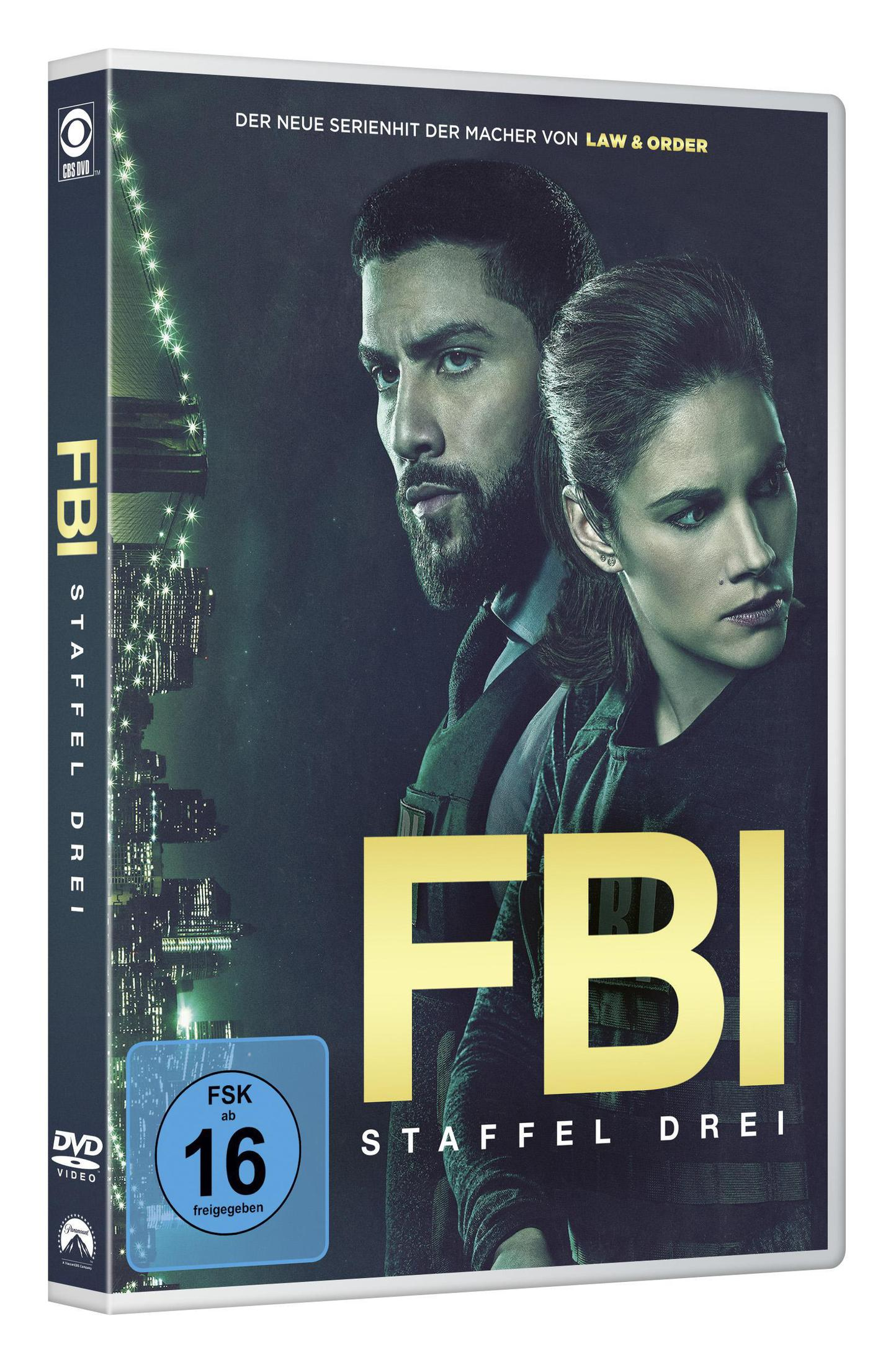DVD-Cover von FBI Staffel Drei mit zwei Personen vor nächtlicher Stadtkulisse und großem gelben FBI-Schriftzug.
