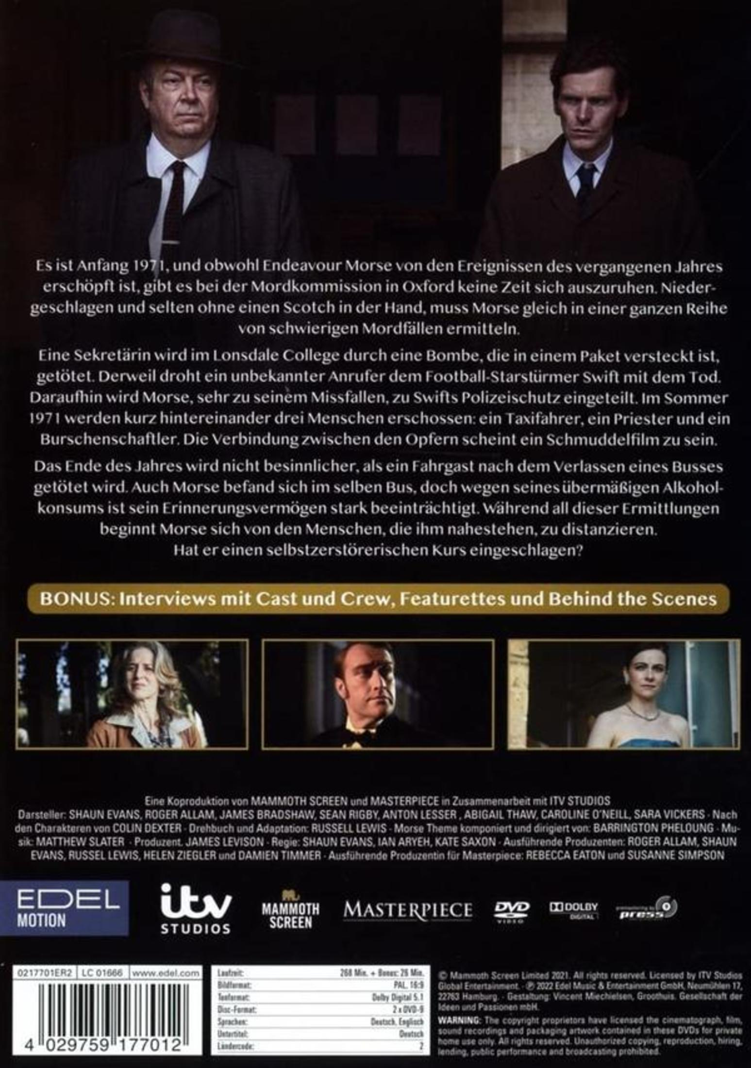 DVD-Rückseite mit Text und Bildern von drei Männern und einer Frau vor dunklem Hintergrund.