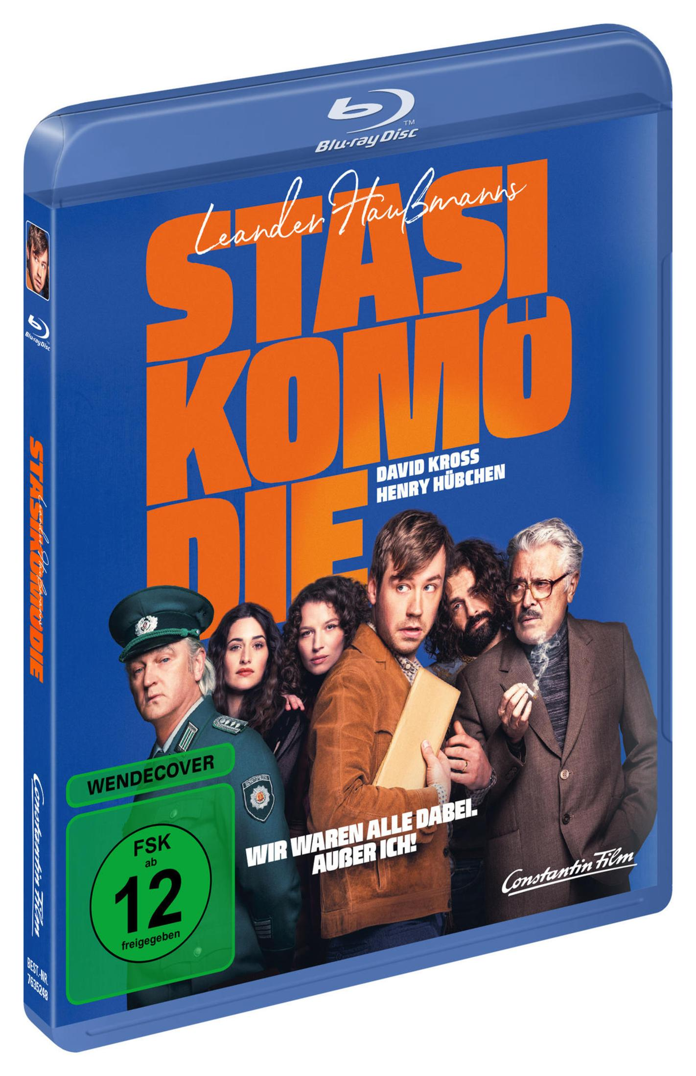 Blu-ray-Hülle des Films "Stasi Komödie" mit fünf Personen, darunter ein Polizist und ein Raucher, vor blauem Hintergrund.