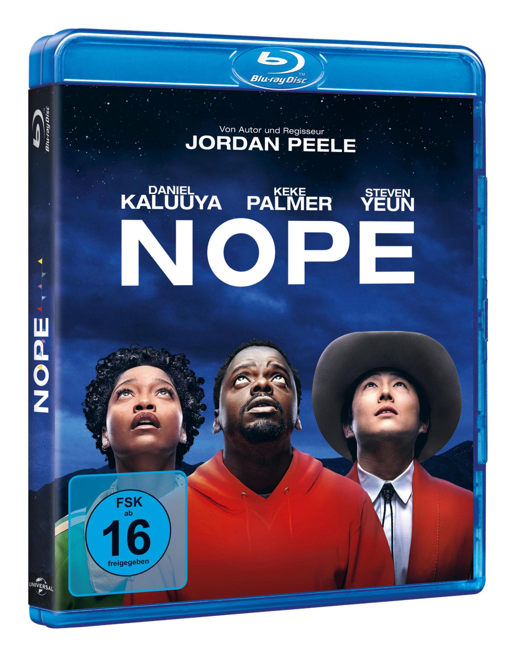 Blu-ray-Hülle des Films Nope mit drei Personen, die in den Nachthimmel blicken, und weißem, großem Text.