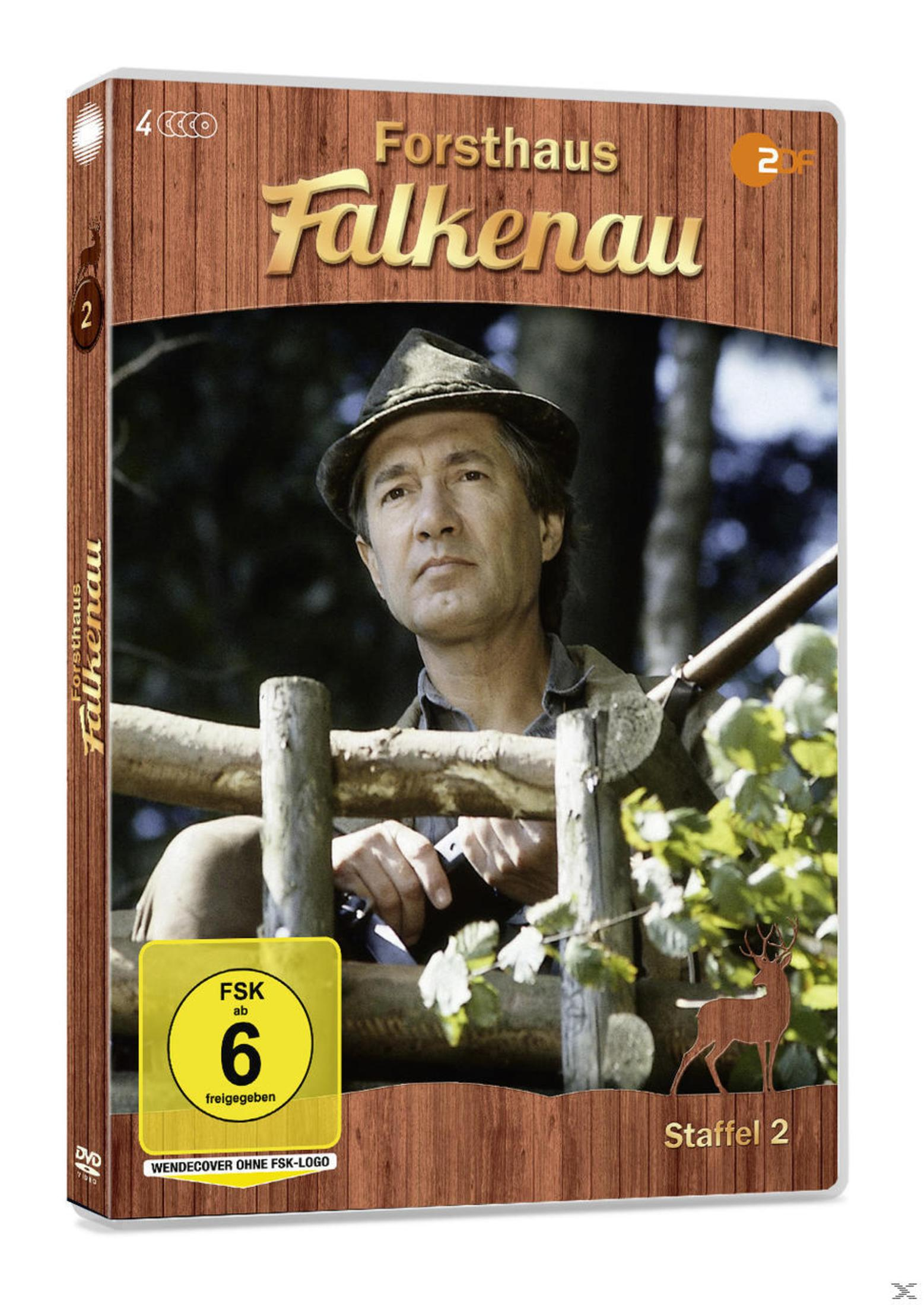 DVD-Cover von Forsthaus Falkenau Staffel 2 mit einem Mann mit Hut hinter einem Holzzaun und Wald im Hintergrund.