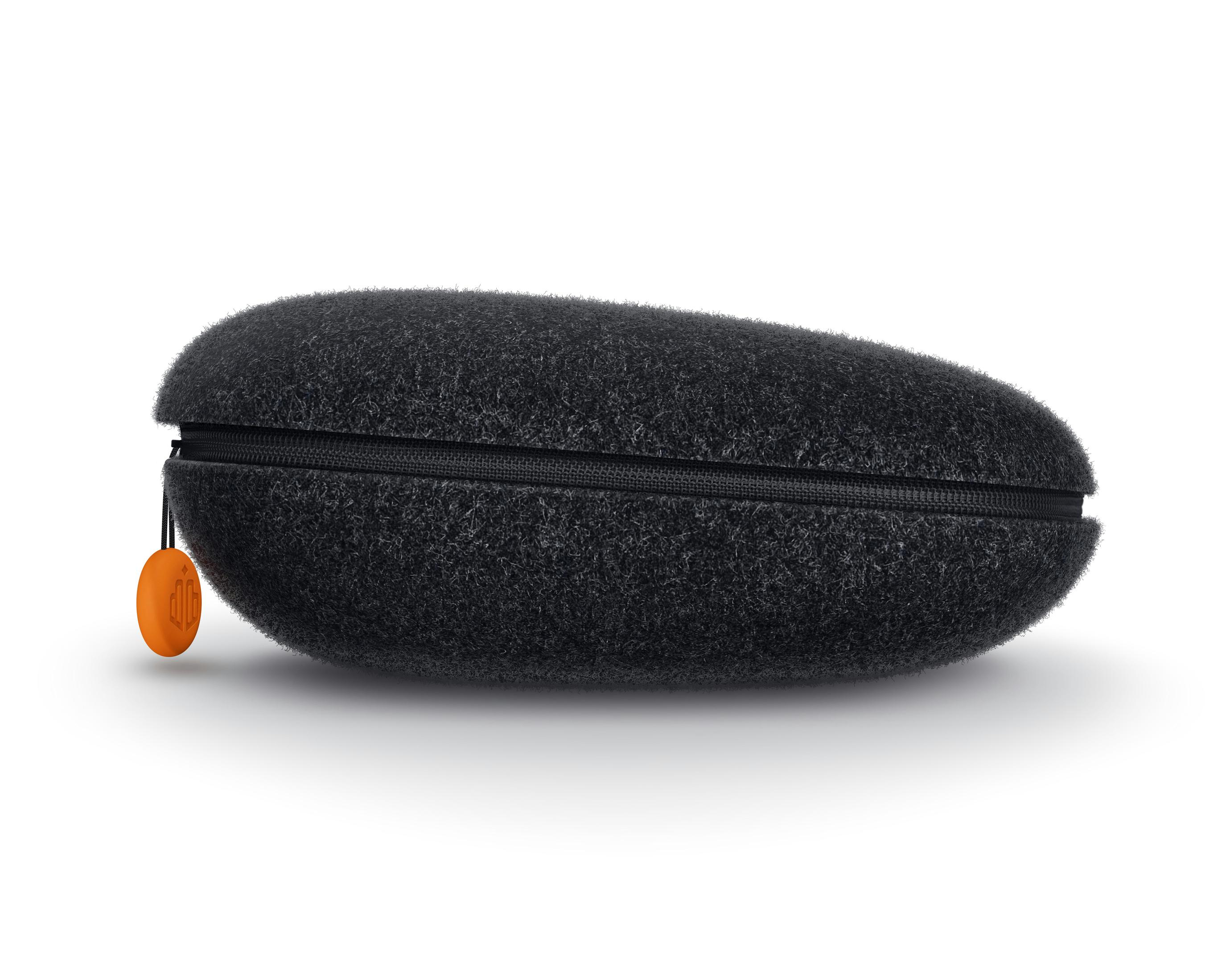 Un astuccio nero con cerniera per occhiali con un'etichetta arancione, su sfondo bianco.