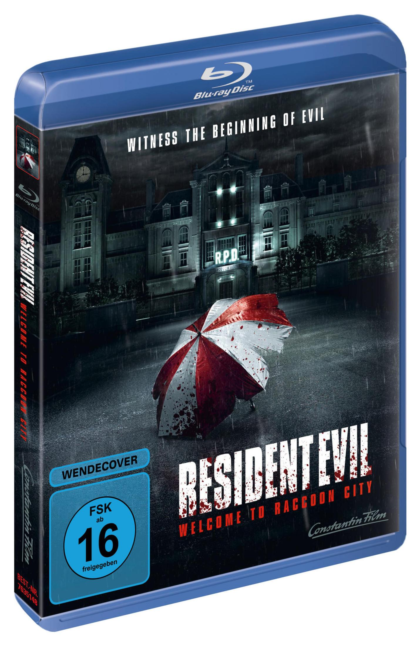 Blu-ray-Hülle zu Resident Evil: Welcome to Raccoon City mit einem blutigen Regenschirm vor einem Gebäude.