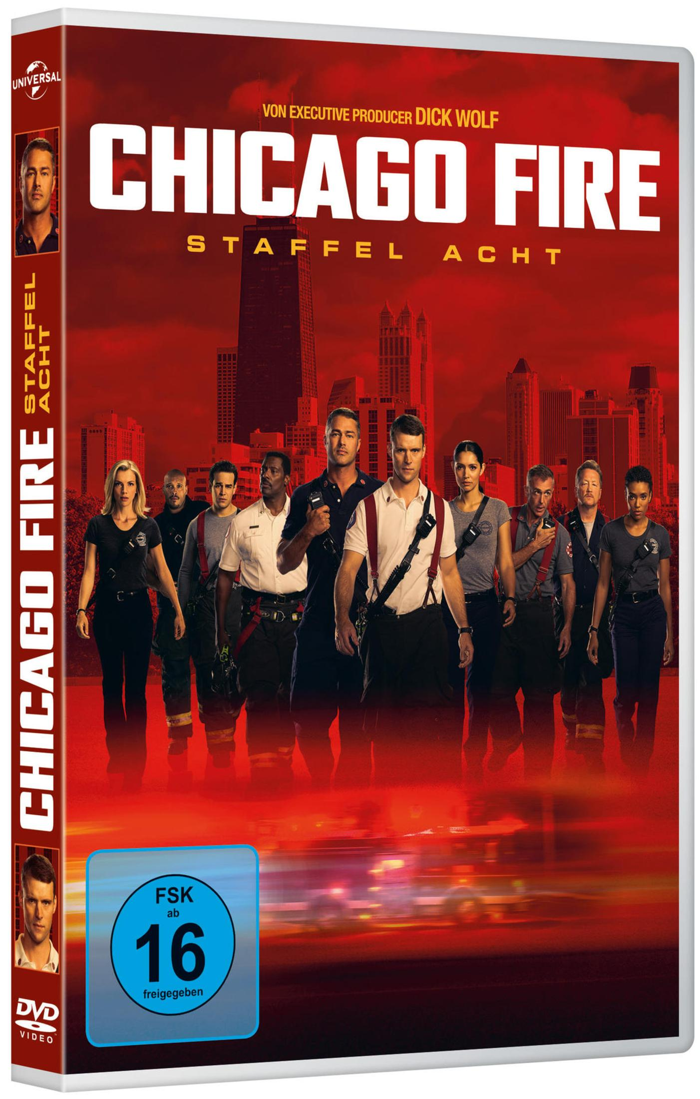 DVD-Cover von Chicago Fire Staffel 8 mit Feuerwehrleuten vor einer roten Stadtkulisse.