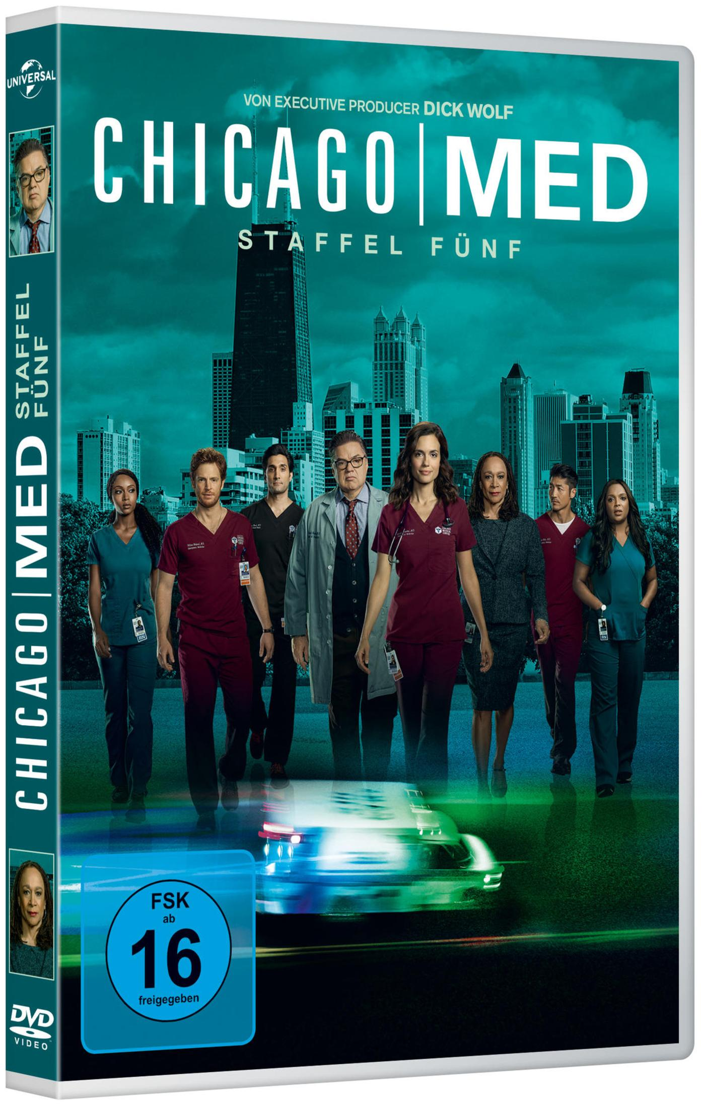 DVD-Hülle von Chicago Med Staffel Fünf mit der Besetzung vor einer Skyline und einem Polizeiauto.