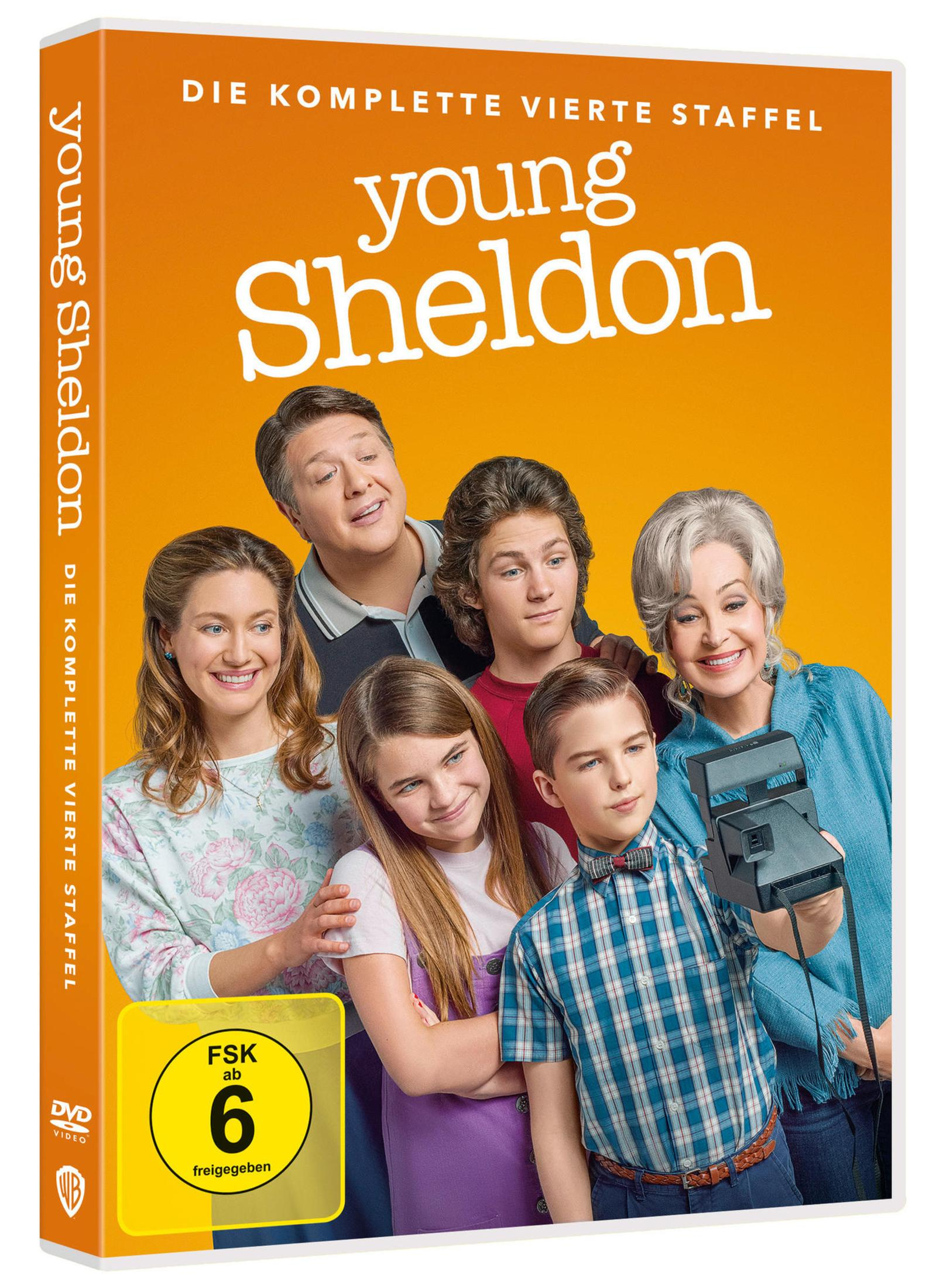 DVD-Cover von Young Sheldon Staffel 4 mit den Familienmitgliedern vor orangefarbenem Hintergrund.