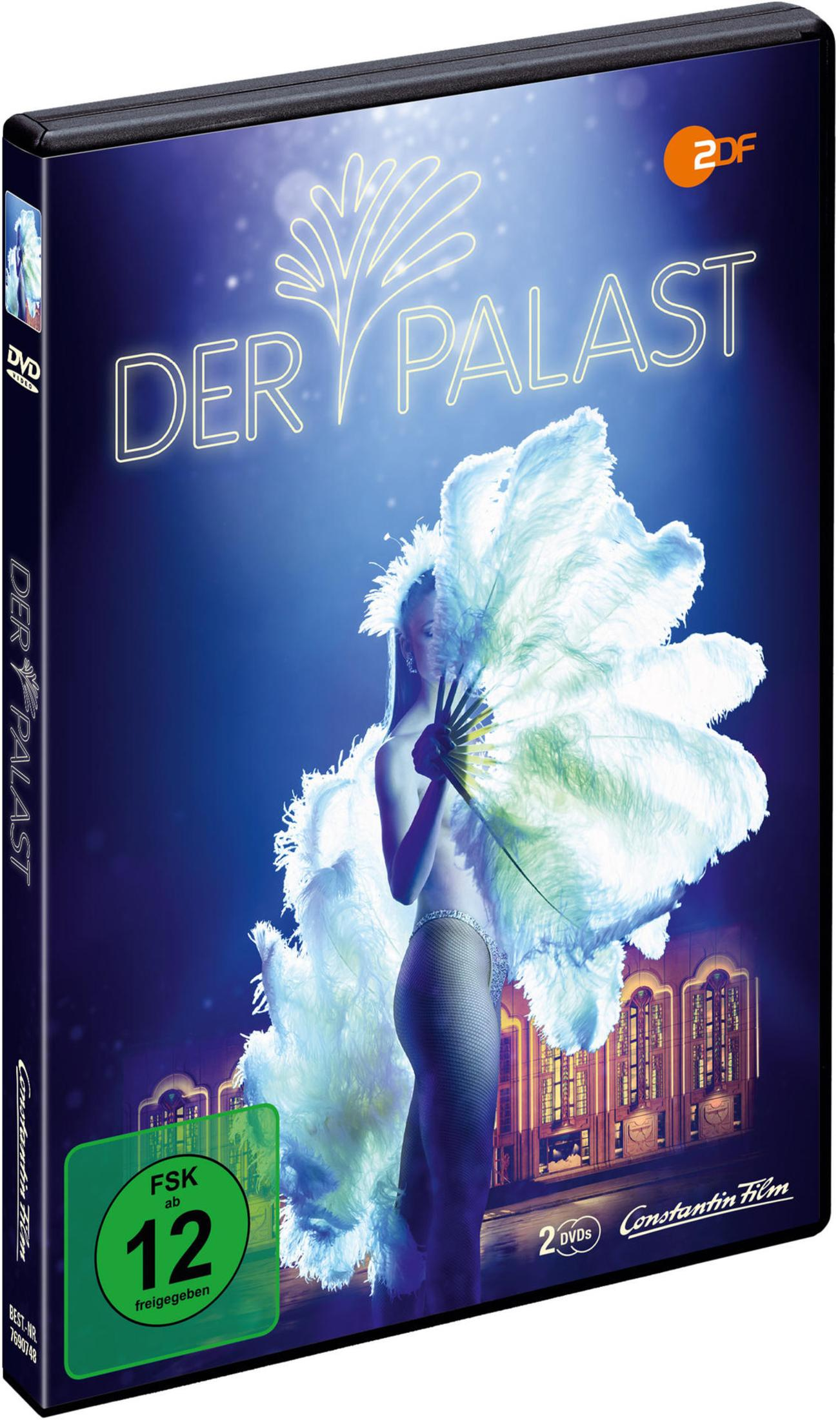 DVD-Cover von Der Palast mit einer Tänzerin im großen weißen Federkostüm vor einem beleuchteten Gebäude.