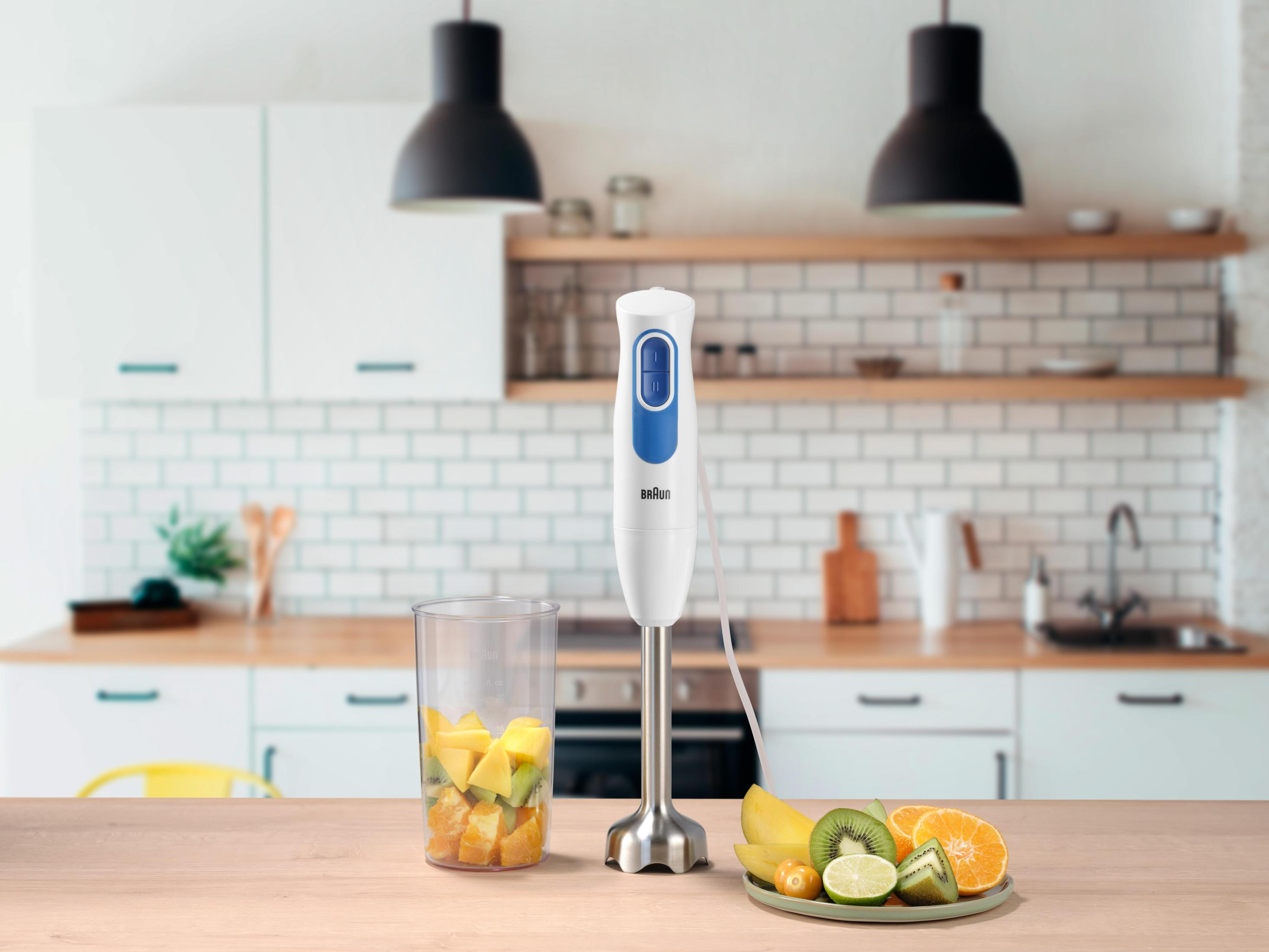 Blender z owocami, szklanka z pokrojonymi owocami i talerz z pokrojonymi owocami.