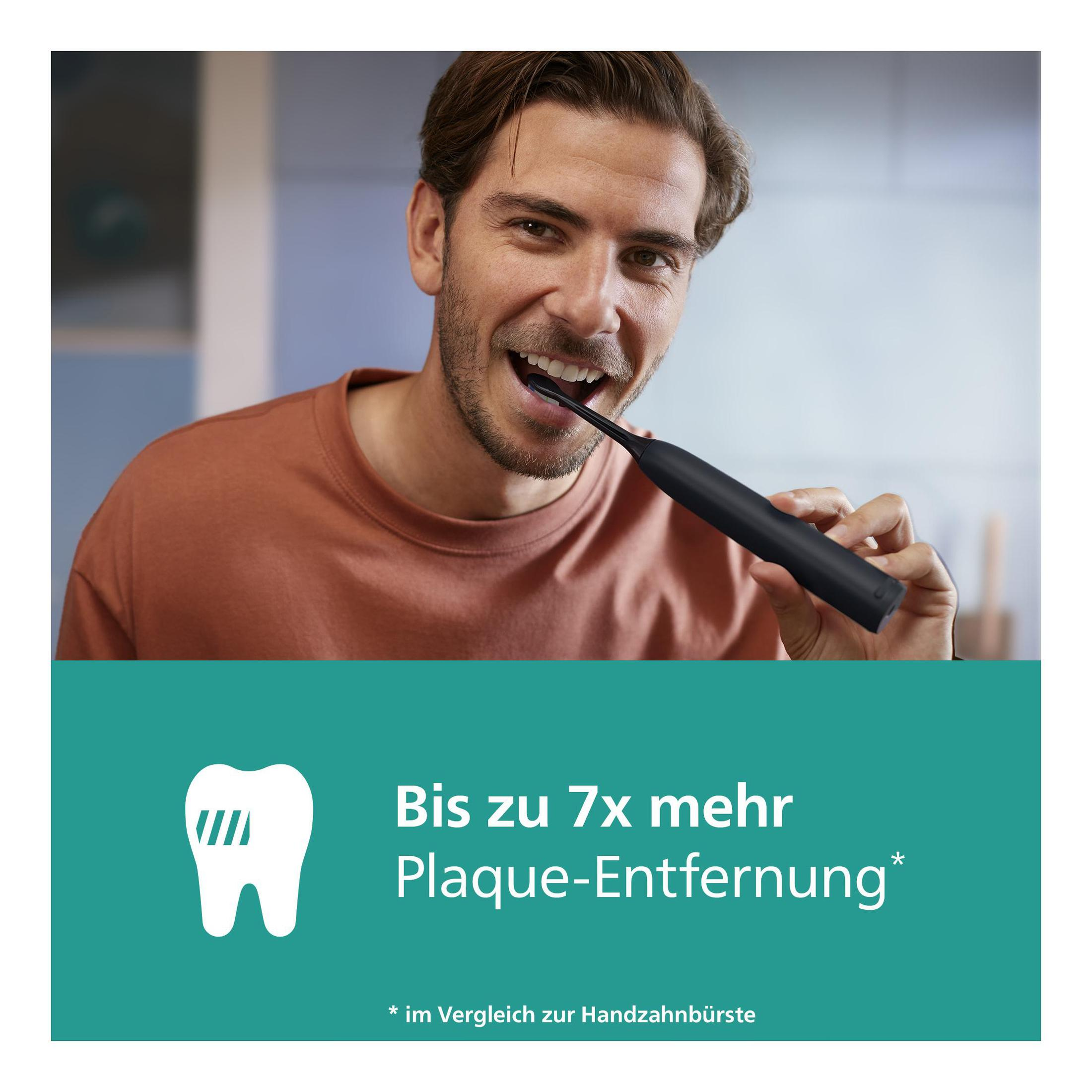 Mężczyzna z szczoteczką w ustach. Tekst: 'Do 7x więcej usuwania płytki nazębnej'. Ikona zęba.