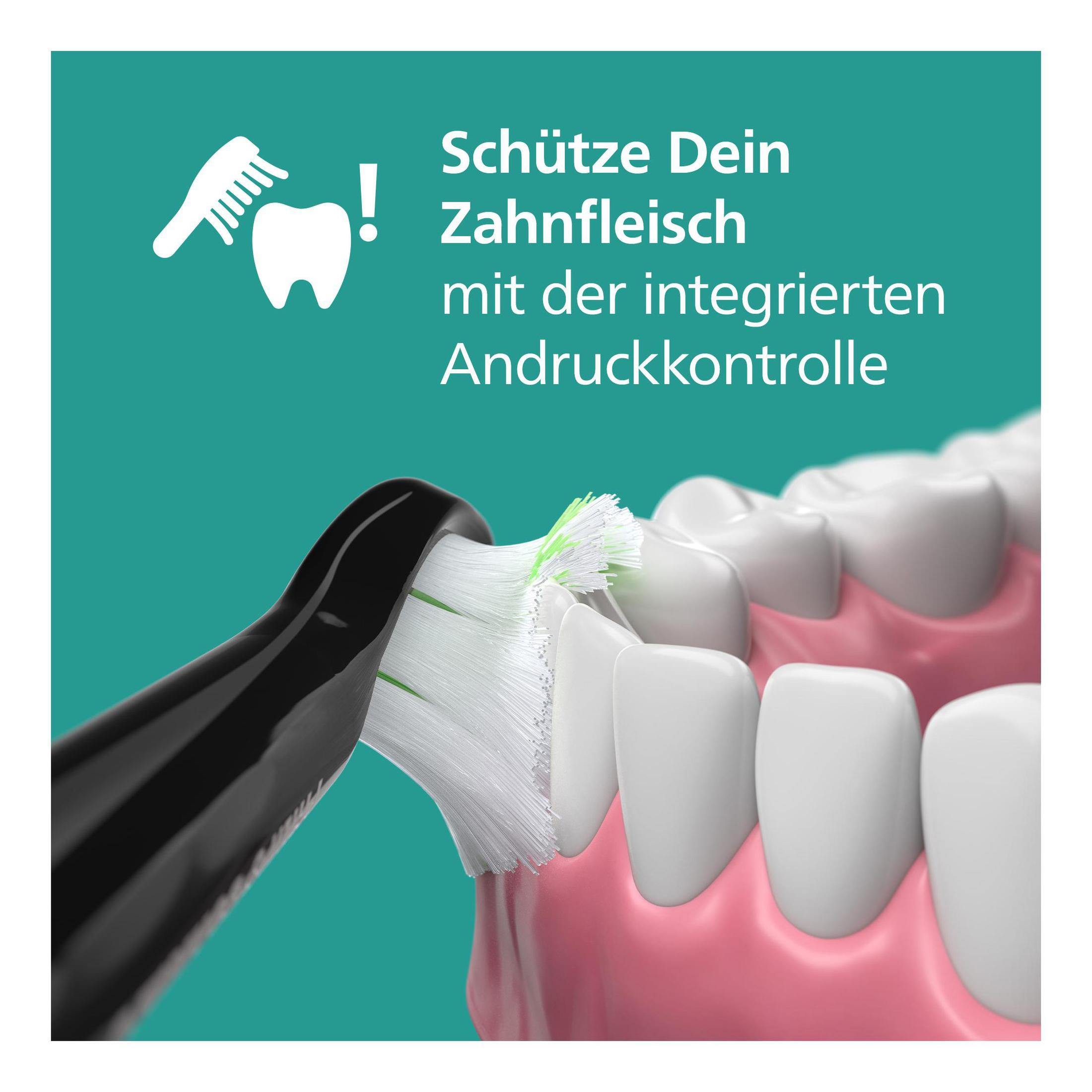 Nahaufnahme von Zähnen, die mit einer elektrischen Zahnbürste geputzt werden, mit türkisfarbenem Hintergrund.
