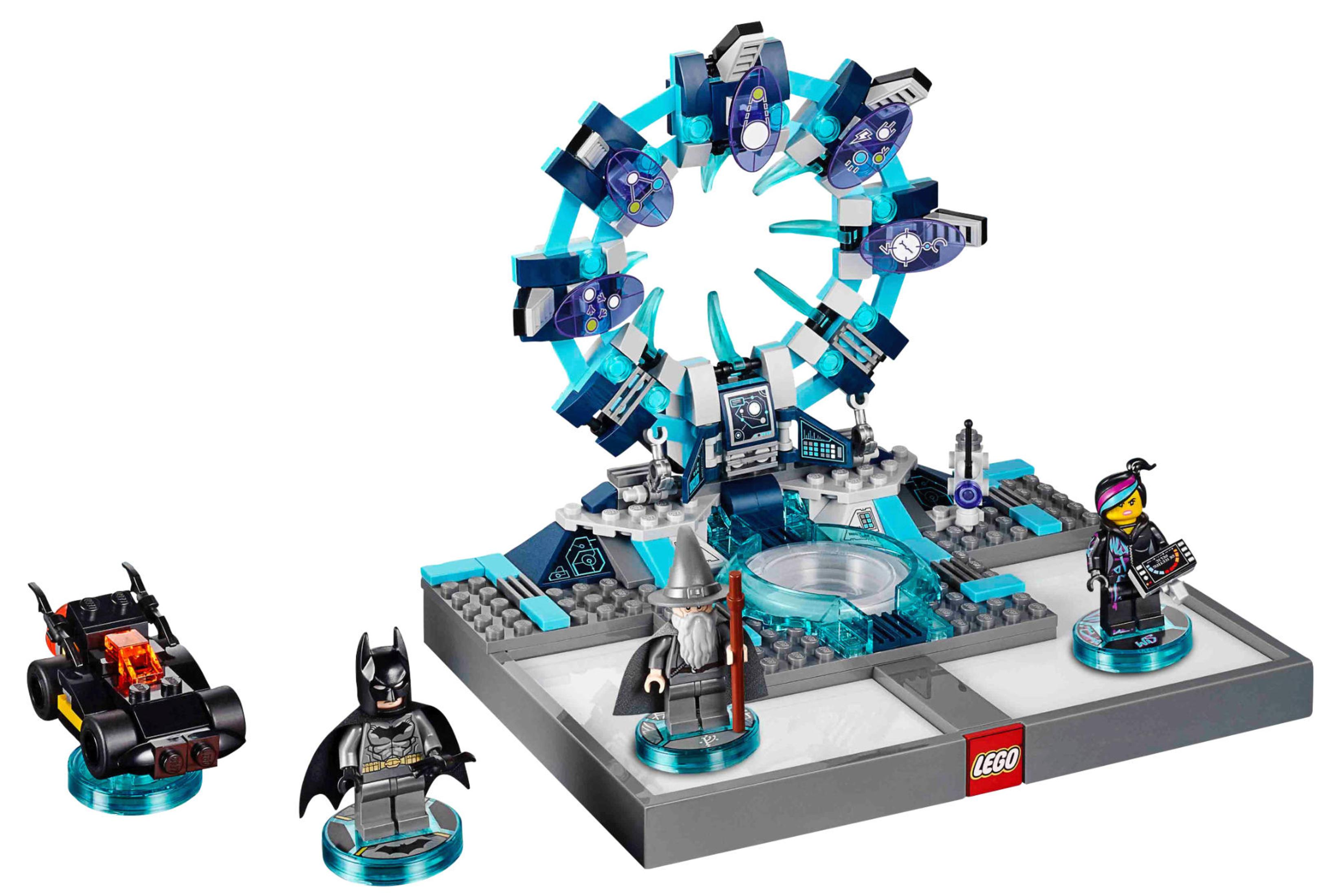 Lego-Set mit Batman, einem Zauberer und einer Portalstruktur auf einer Basis.