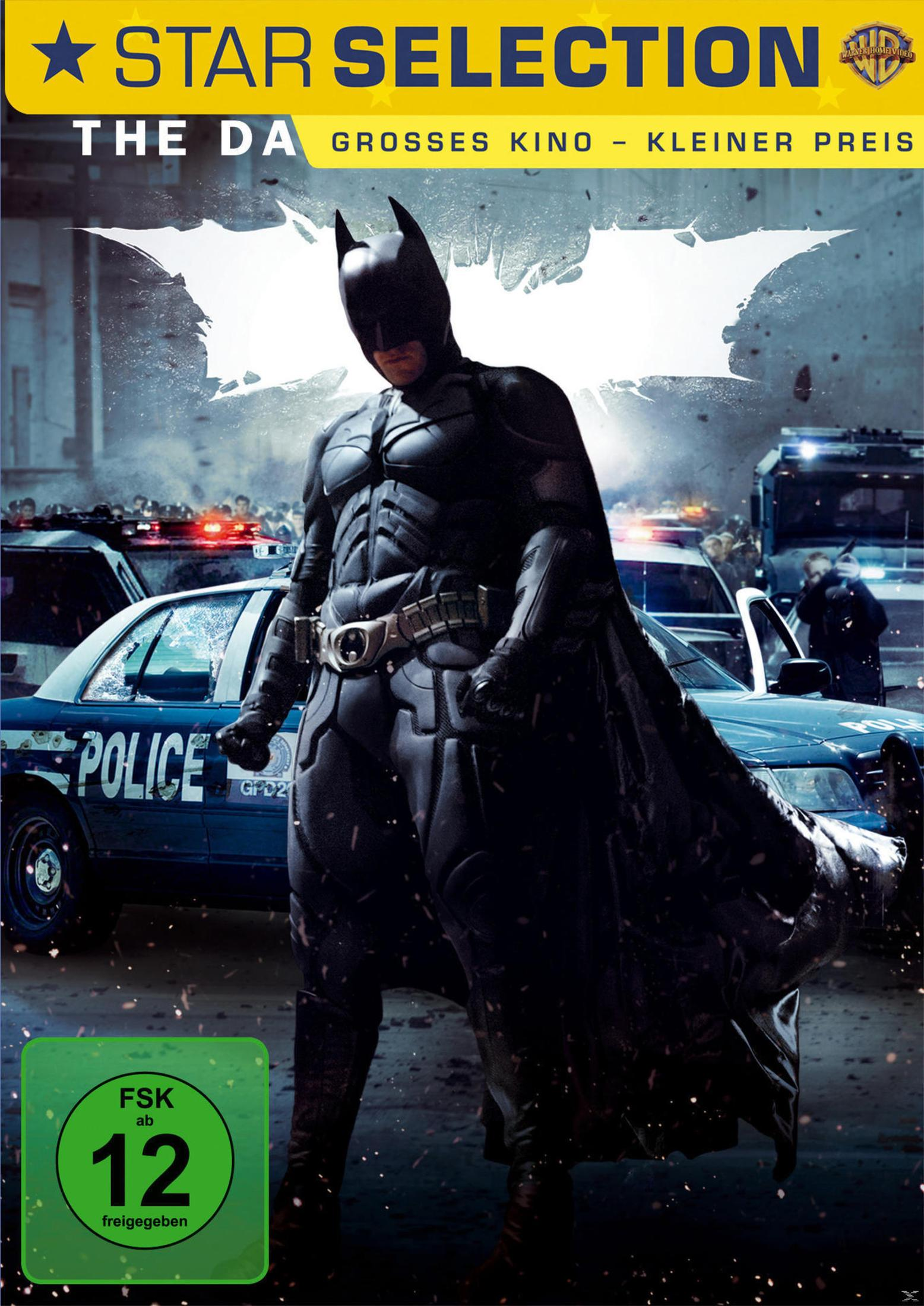 The Dark Knight Blu-ray-Cover mit Batman vor Polizeiautos stehend.