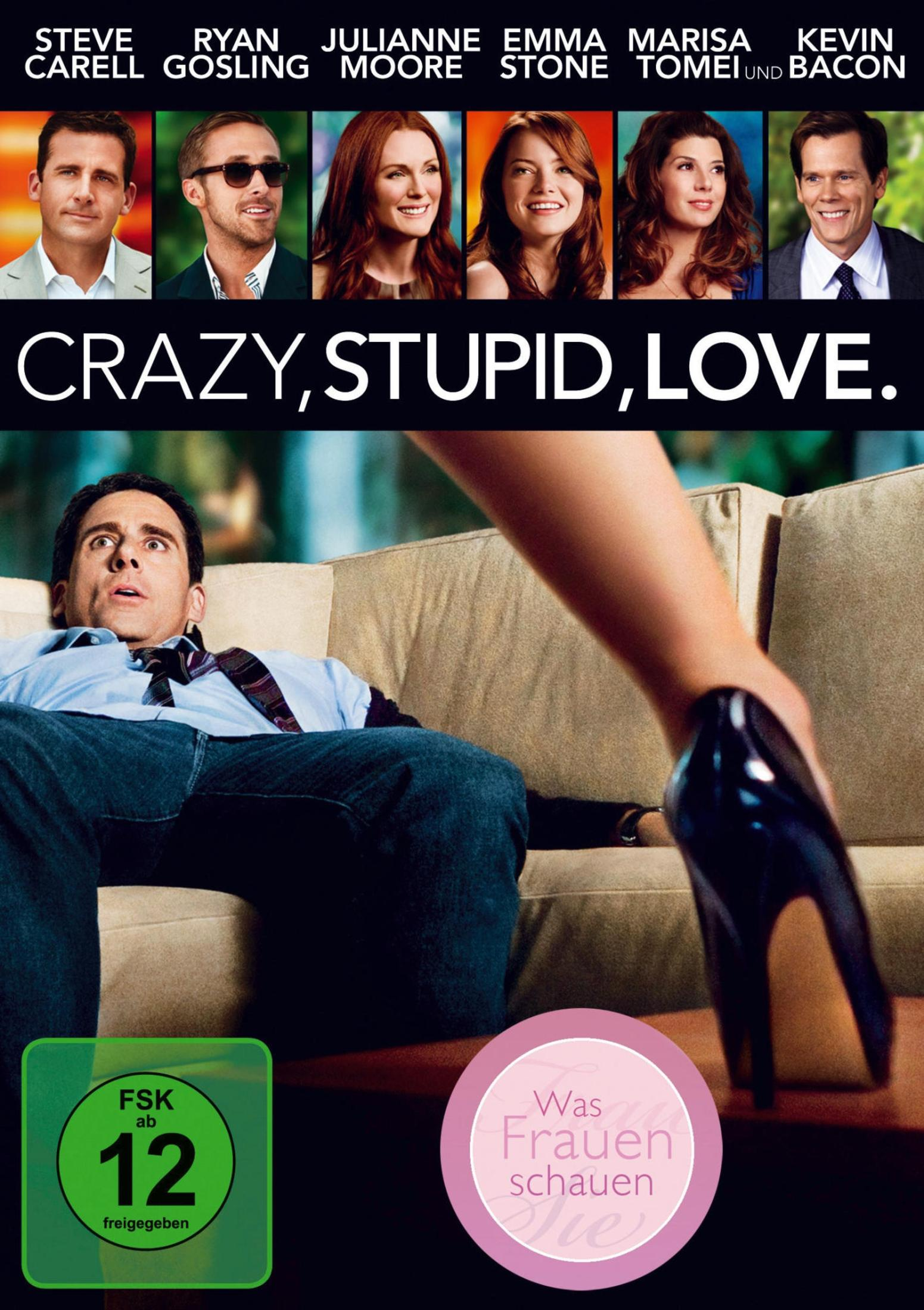 DVD-Cover von Crazy, Stupid, Love. Mehrere Schauspieler, Mann wird von Frau angesprochen.