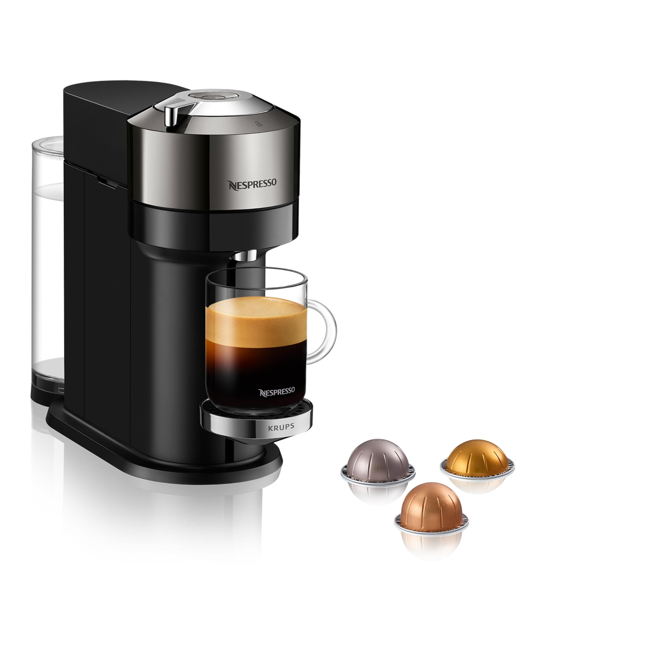 Nespresso-Kaffeemaschine mit Glas, Kaffeekapseln, weißer Hintergrund.