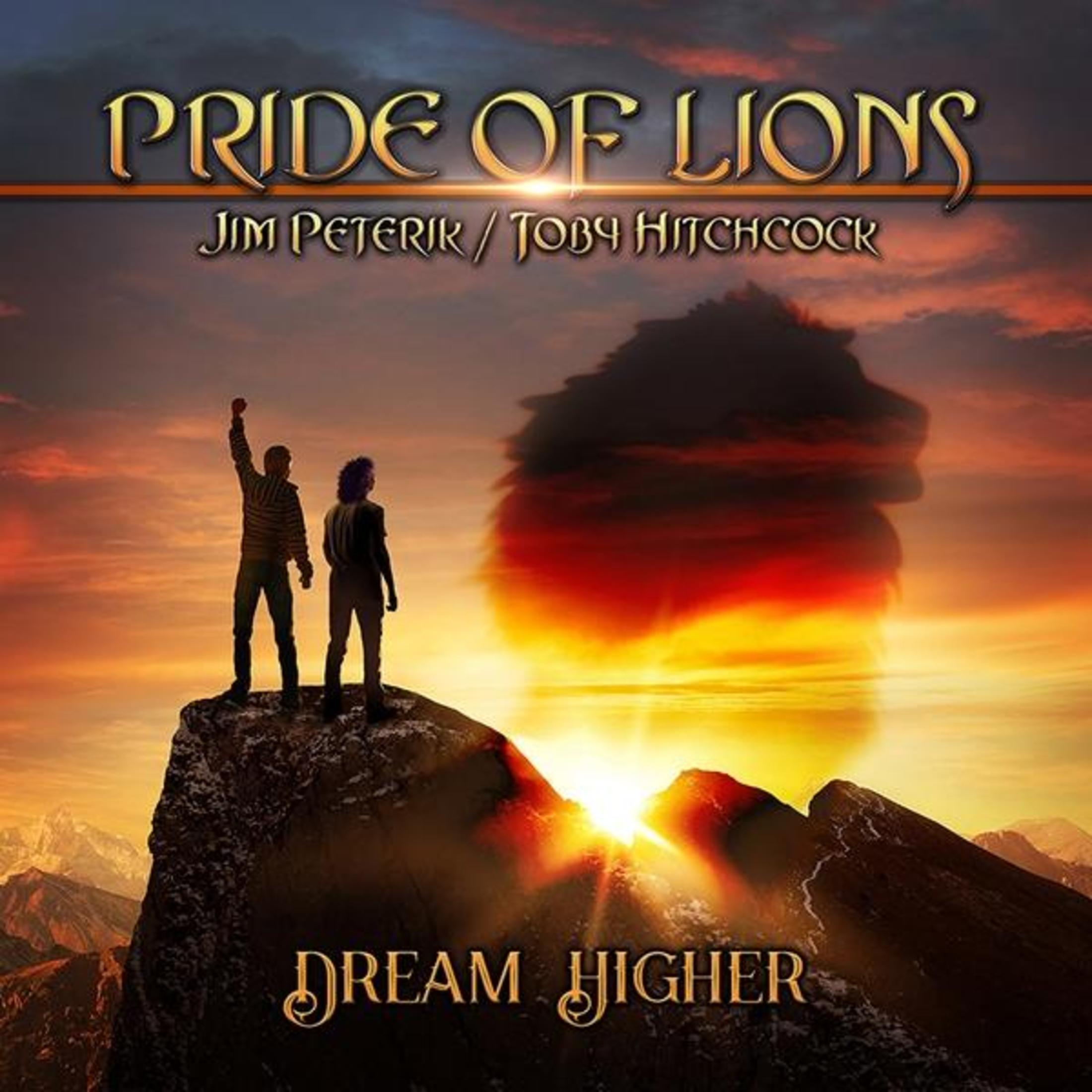 Copertina dell'album con due persone su una collina, silhouette di leone e tramonto.