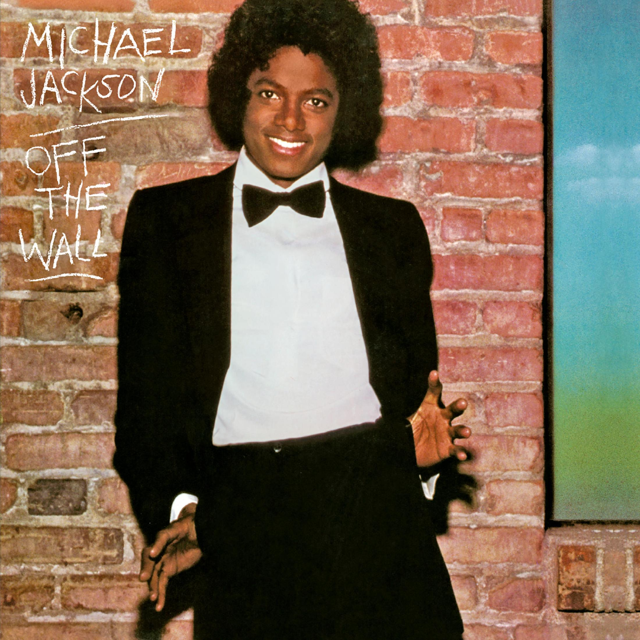 Portada del álbum: Michael Jackson con traje negro. Pared de ladrillo y cielo azul de fondo. Dice 'Off the Wall'.