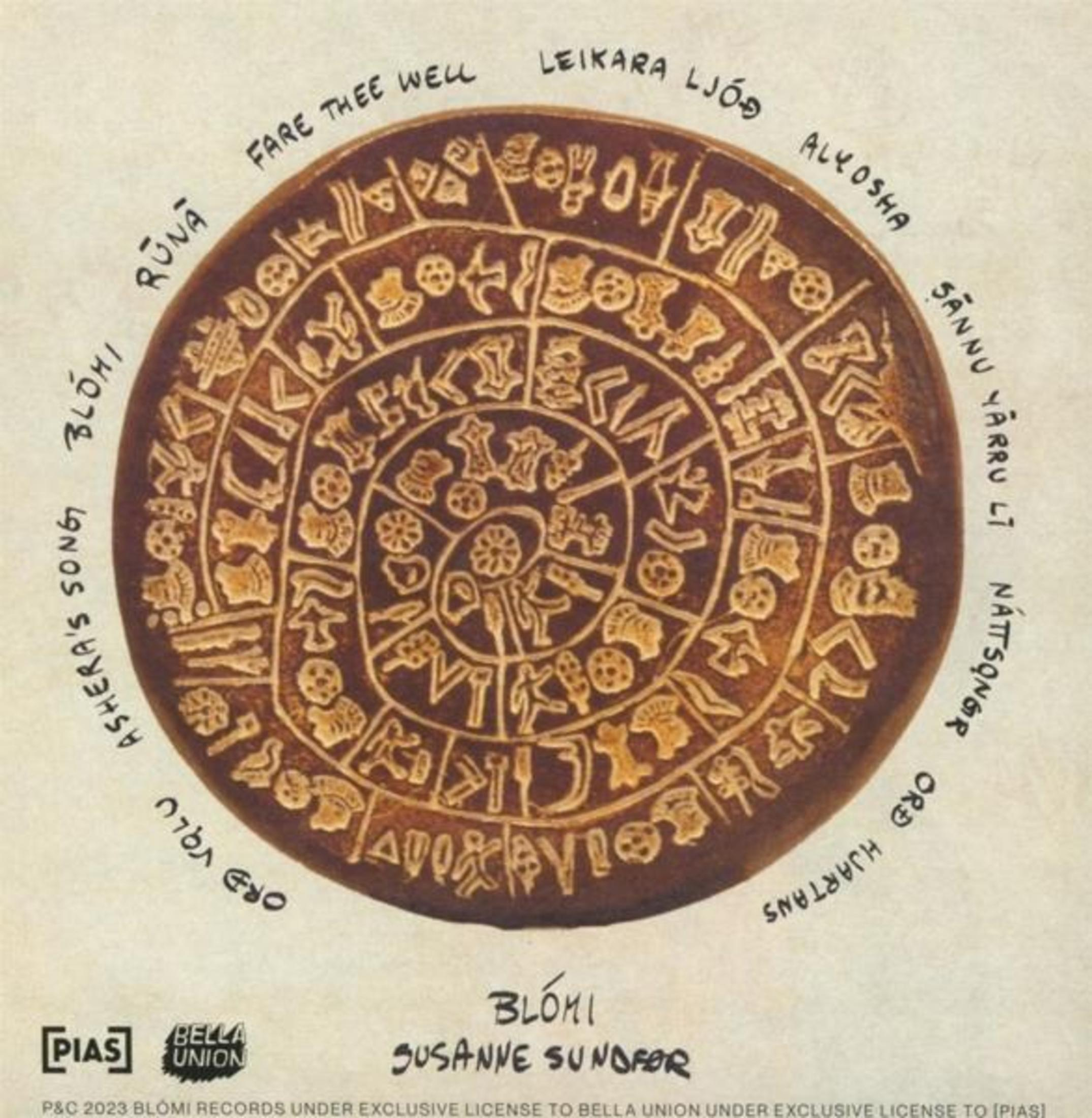 Copertina dell'album circolare marrone con simboli antichi e testo attorno al design a spirale.