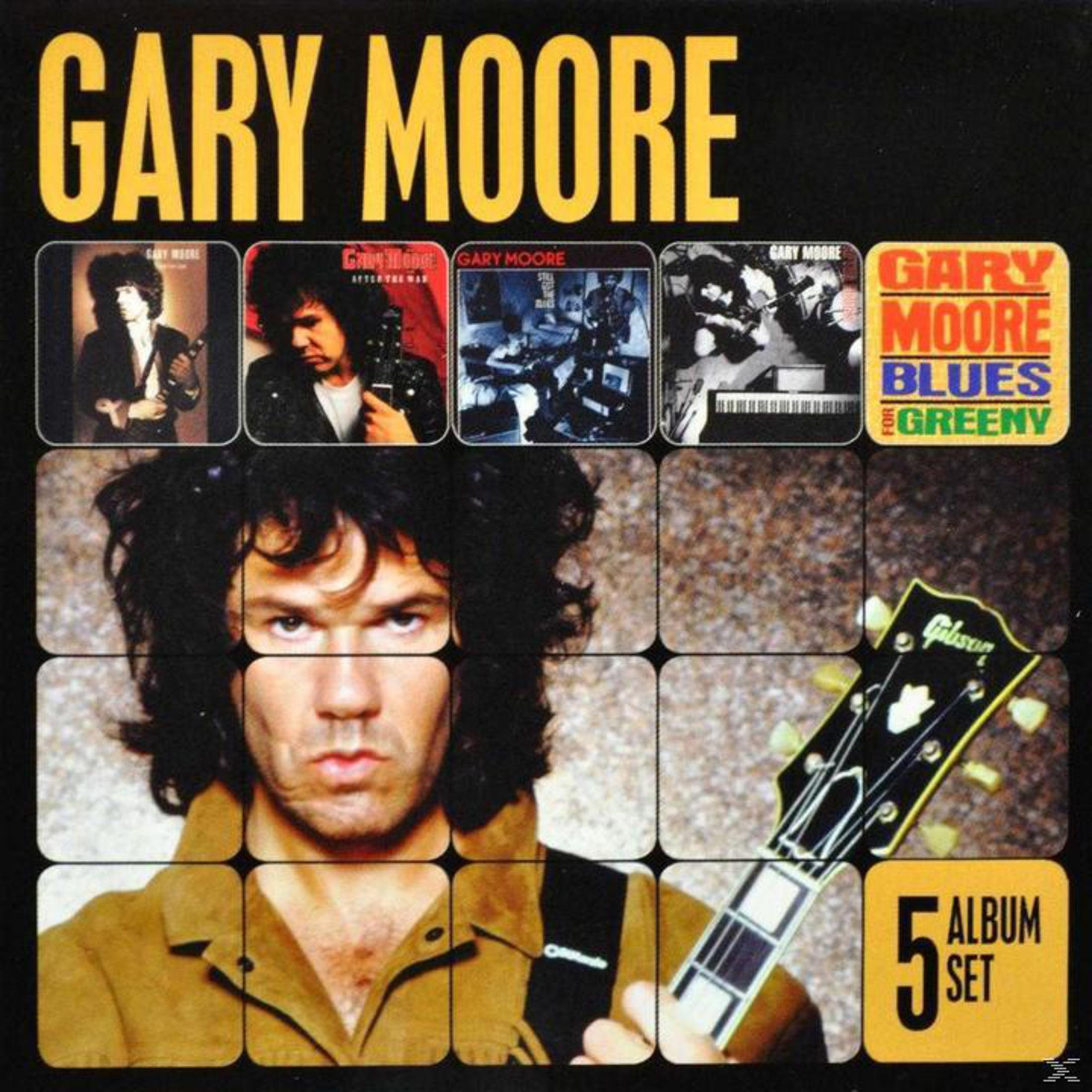 Gary Moore albumset: meerdere albumhoezen, gitaar en tekst.