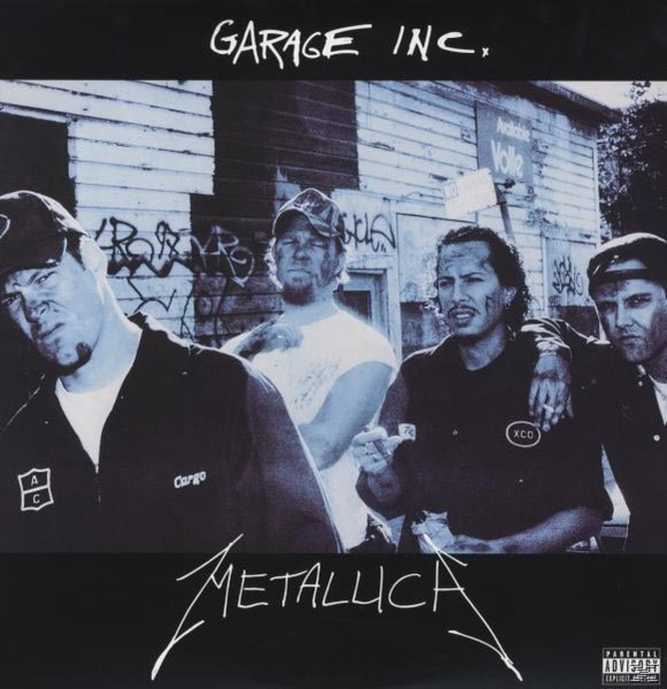 Pochette de l'album Garage Inc. de Metallica. Les membres du groupe se tiennent devant un bâtiment.