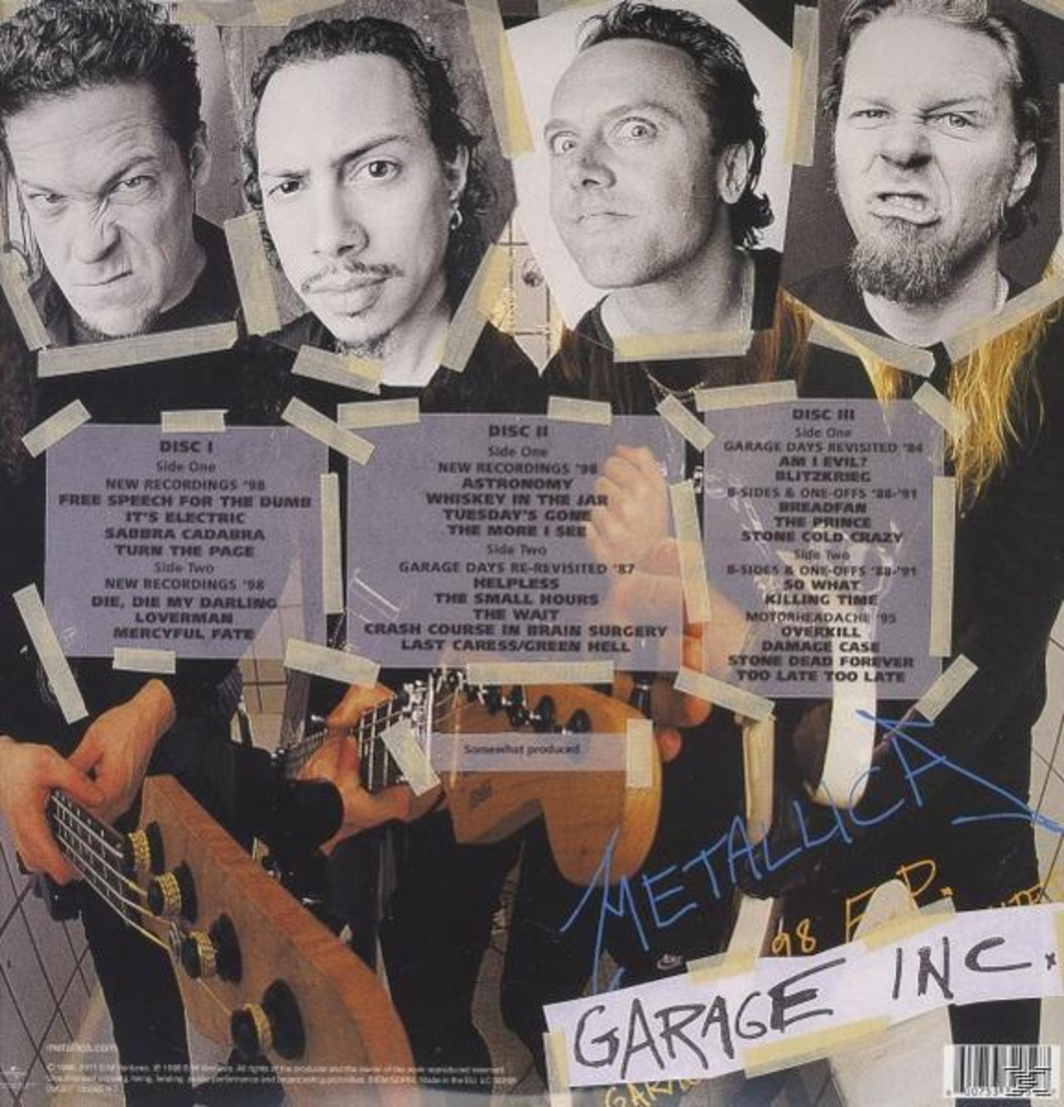 Pochette d'album avec 4 membres du groupe. Le texte liste les titres. Guitare entre les mains du groupe.