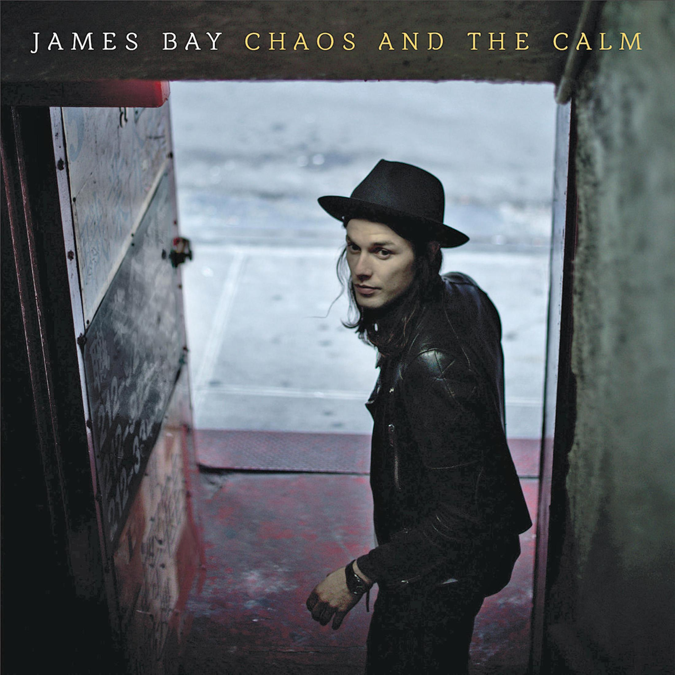 Albumhoes: James Bay in een deuropening, met een hoed, en de titel 'Chaos and the Calm'.