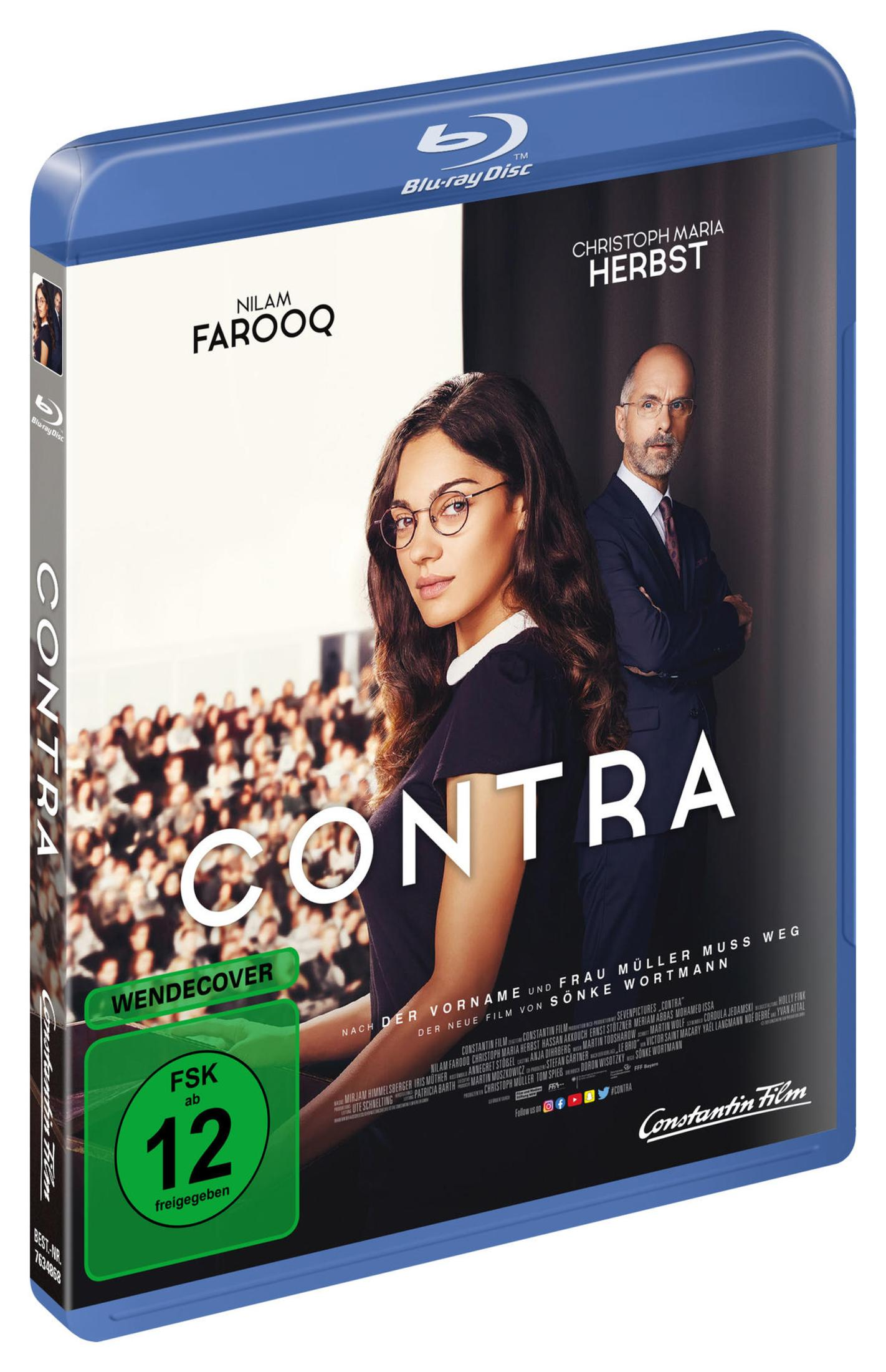 Blu-ray-Hülle des Films Contra mit Nilam Farooq und Christoph Maria Herbst vor einem Auditorium.