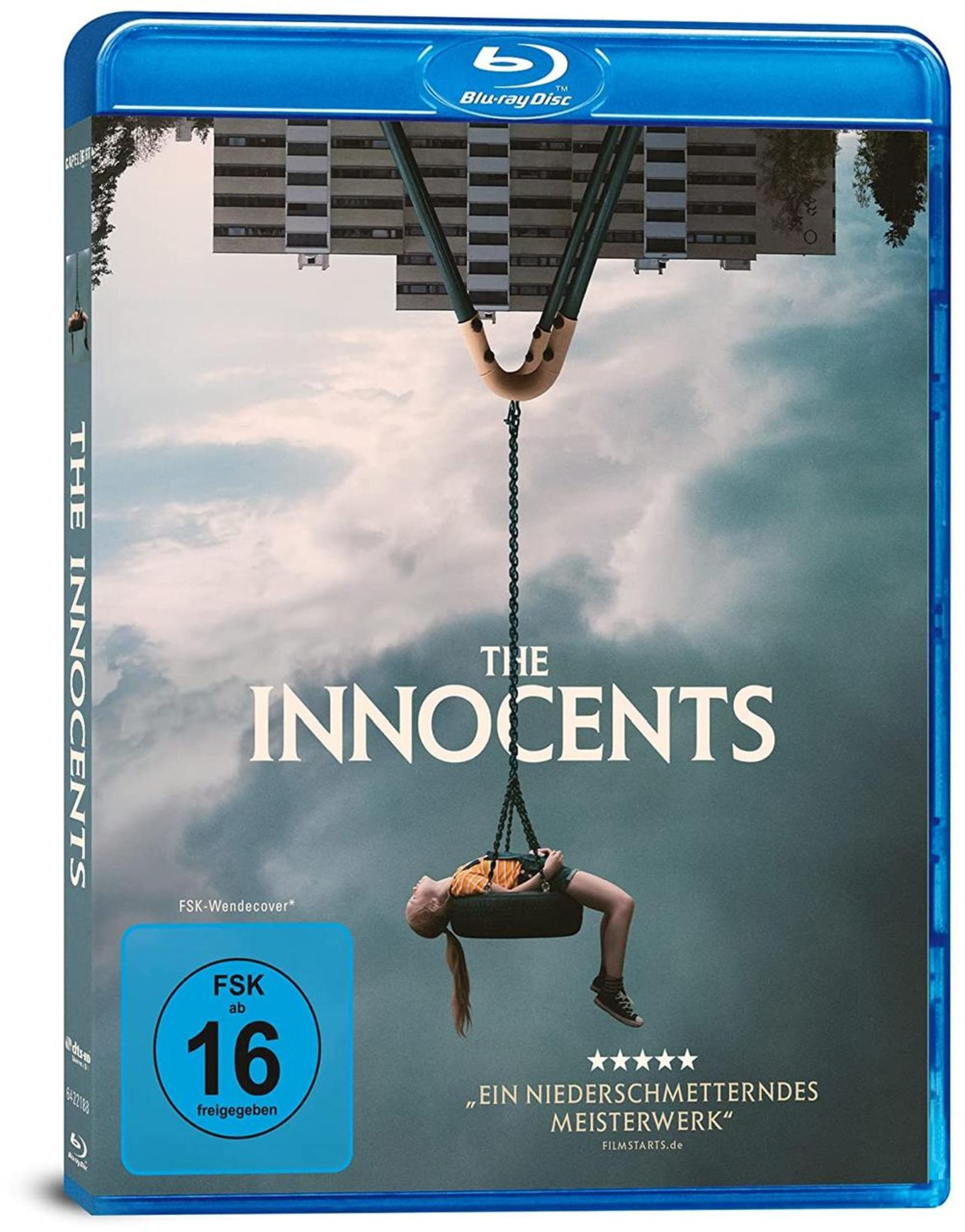 Blu-ray-Hülle von The Innocents: Ein Mädchen schaukelt kopfüber an einer Reifenschaukel vor einem Gebäude.