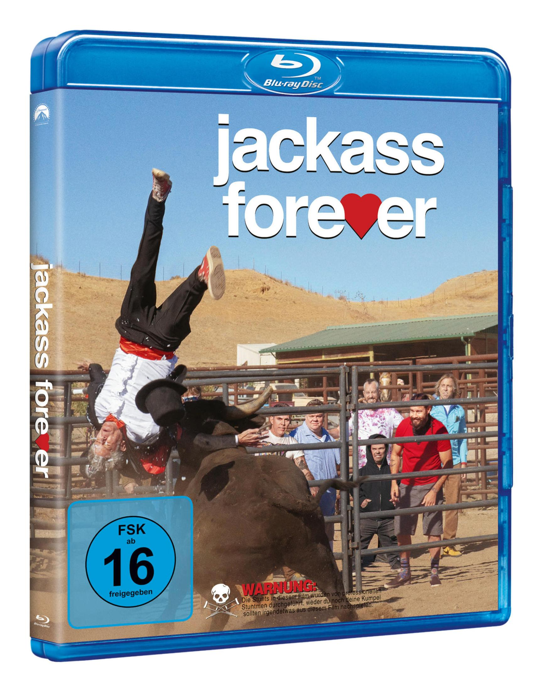 Blu-ray-Hülle von Jackass Forever mit einem Mann, der von einem Stier in einem Gehege geworfen wird.
