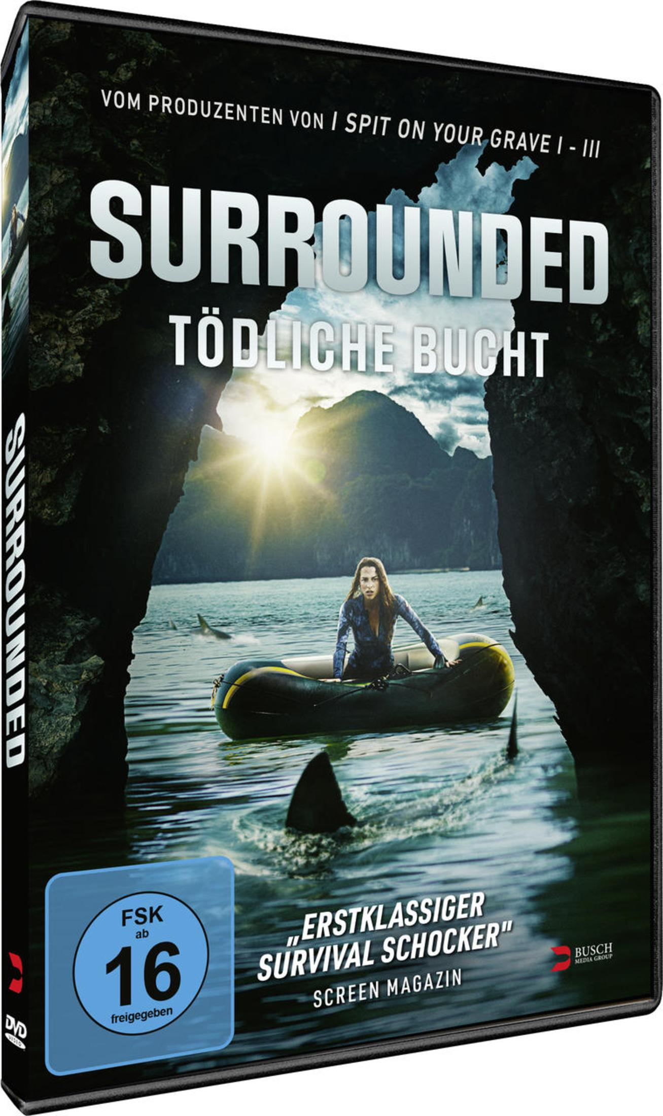 DVD-Cover von Surrounded – Tödliche Bucht mit Frau in Schlauchboot umringt von Haifinnen vor felsiger Küste.