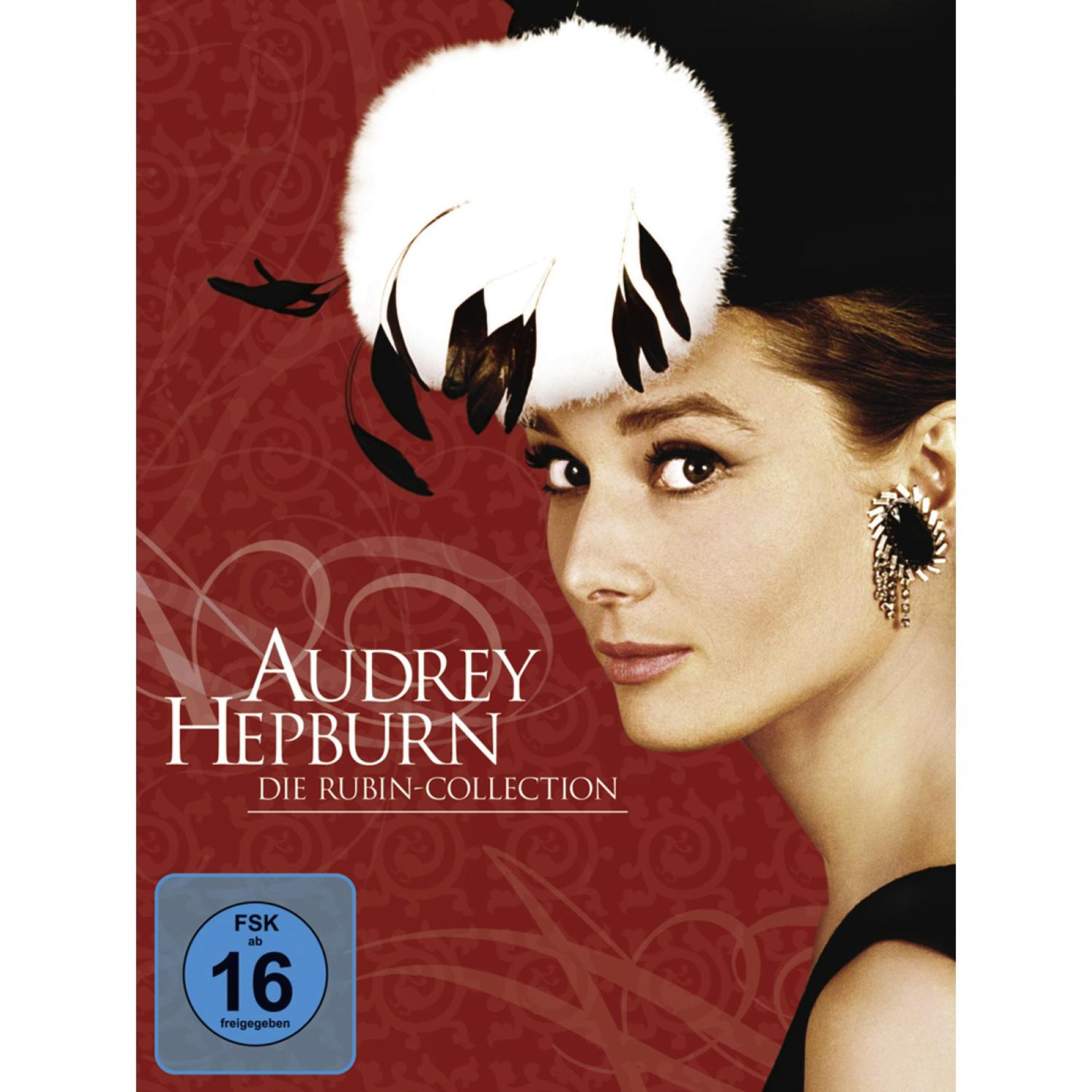 Audrey Hepburn mit weißem Hut und großem Ohrring vor rotem Hintergrund.
