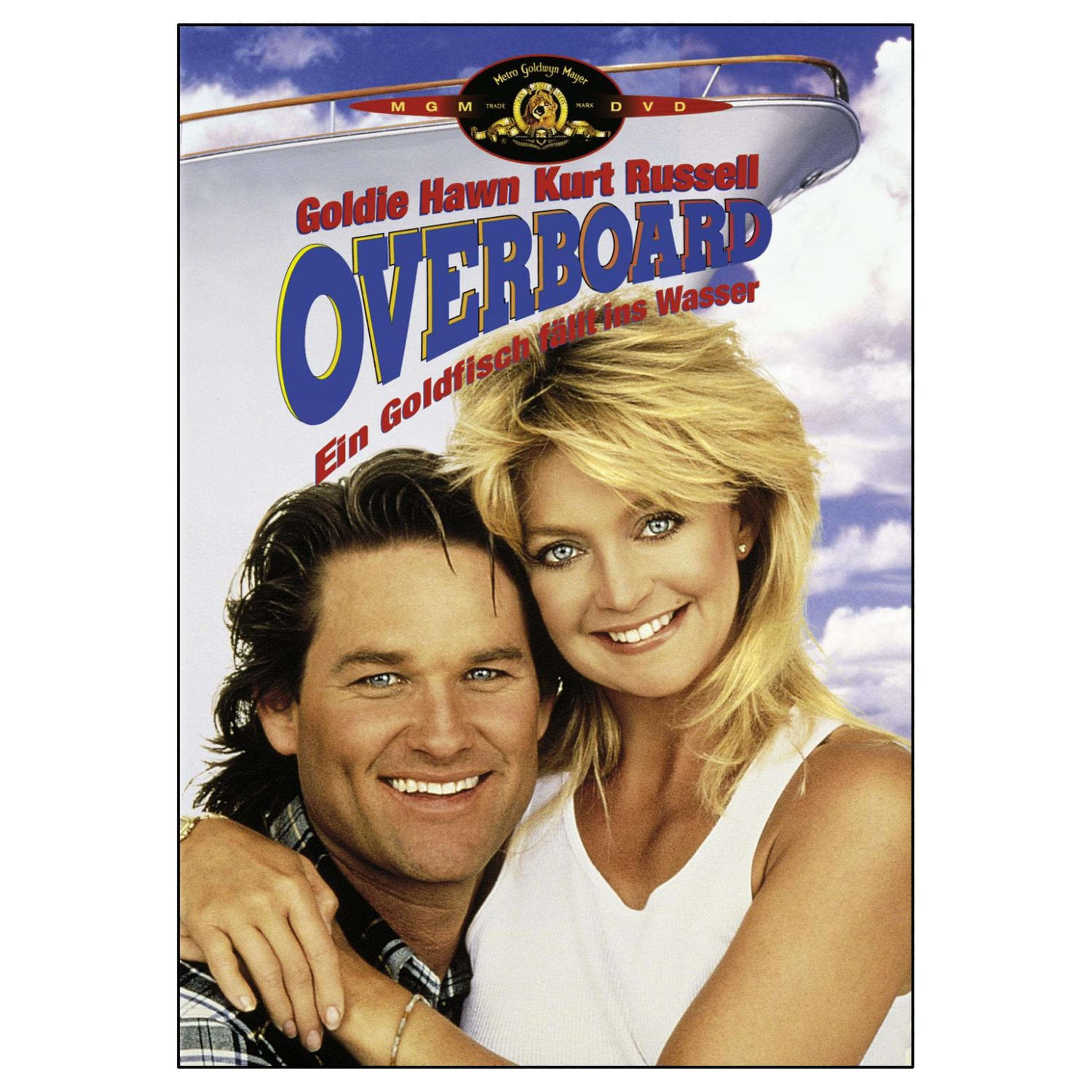 Goldie Hawn e Kurt Russell si abbracciano davanti a una barca con il titolo "Overboard".