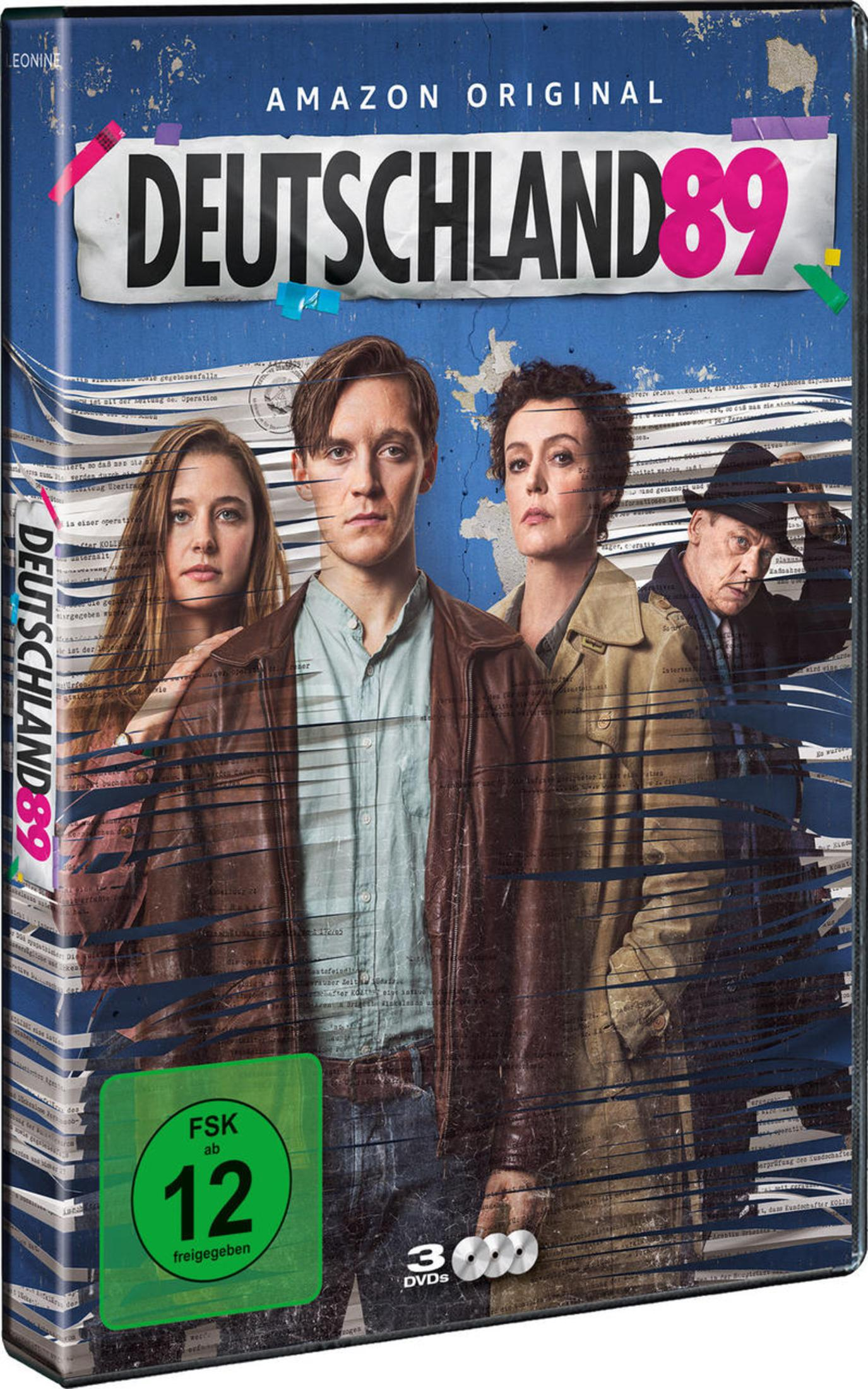 Deutschland89 DVD-Cover. Zeigt vier Personen vor einem Gebäude mit blauem Hintergrund.