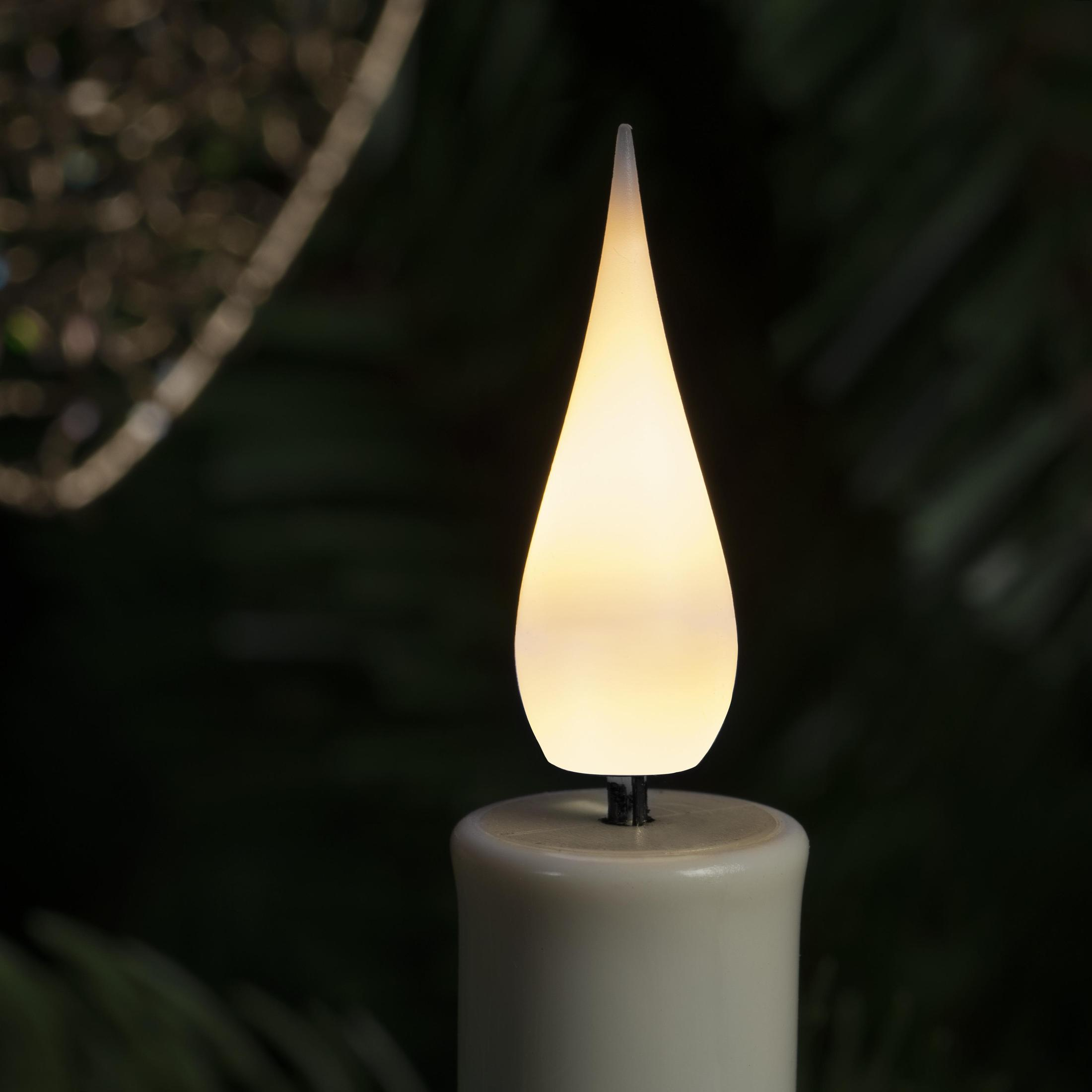 Eine brennende Kerze mit Flamme, dunkler Hintergrund.