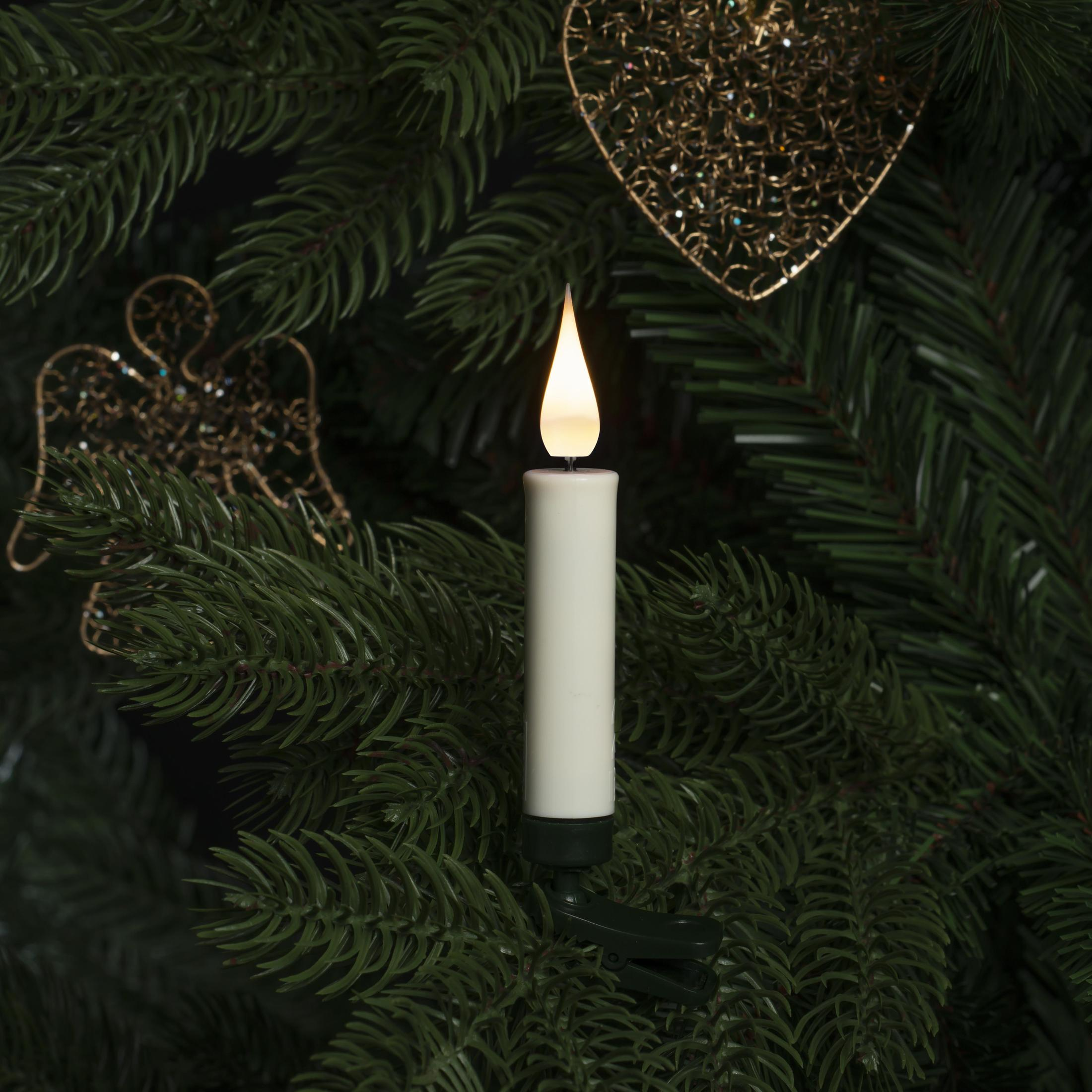 Weihnachtsbaum mit kerzenförmigem Licht und goldenen Ornamenten, Nahaufnahme.