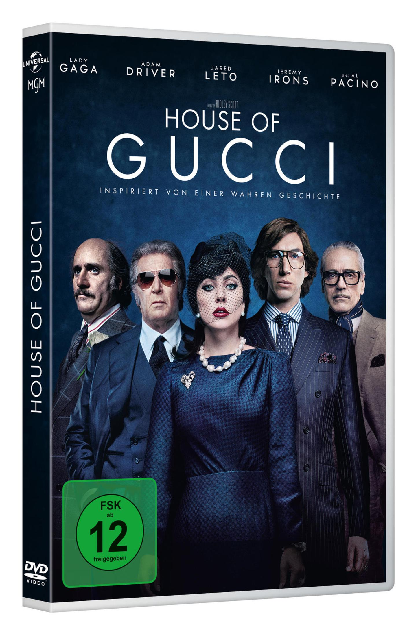Cinque persone posano per il poster del film "House of Gucci" su sfondo blu.