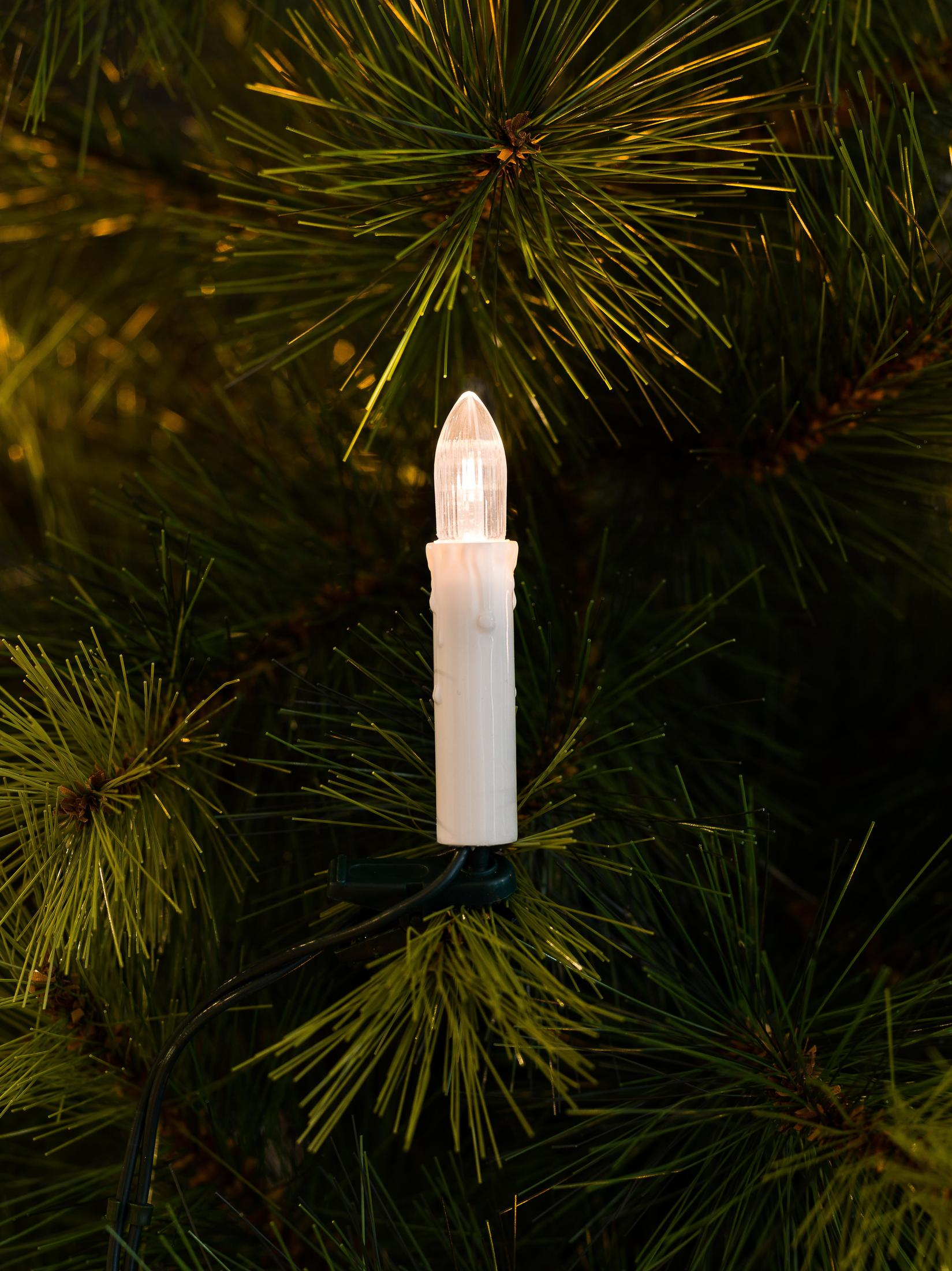 Weihnachtsbaum mit weißen kerzenförmigen Lichtern.