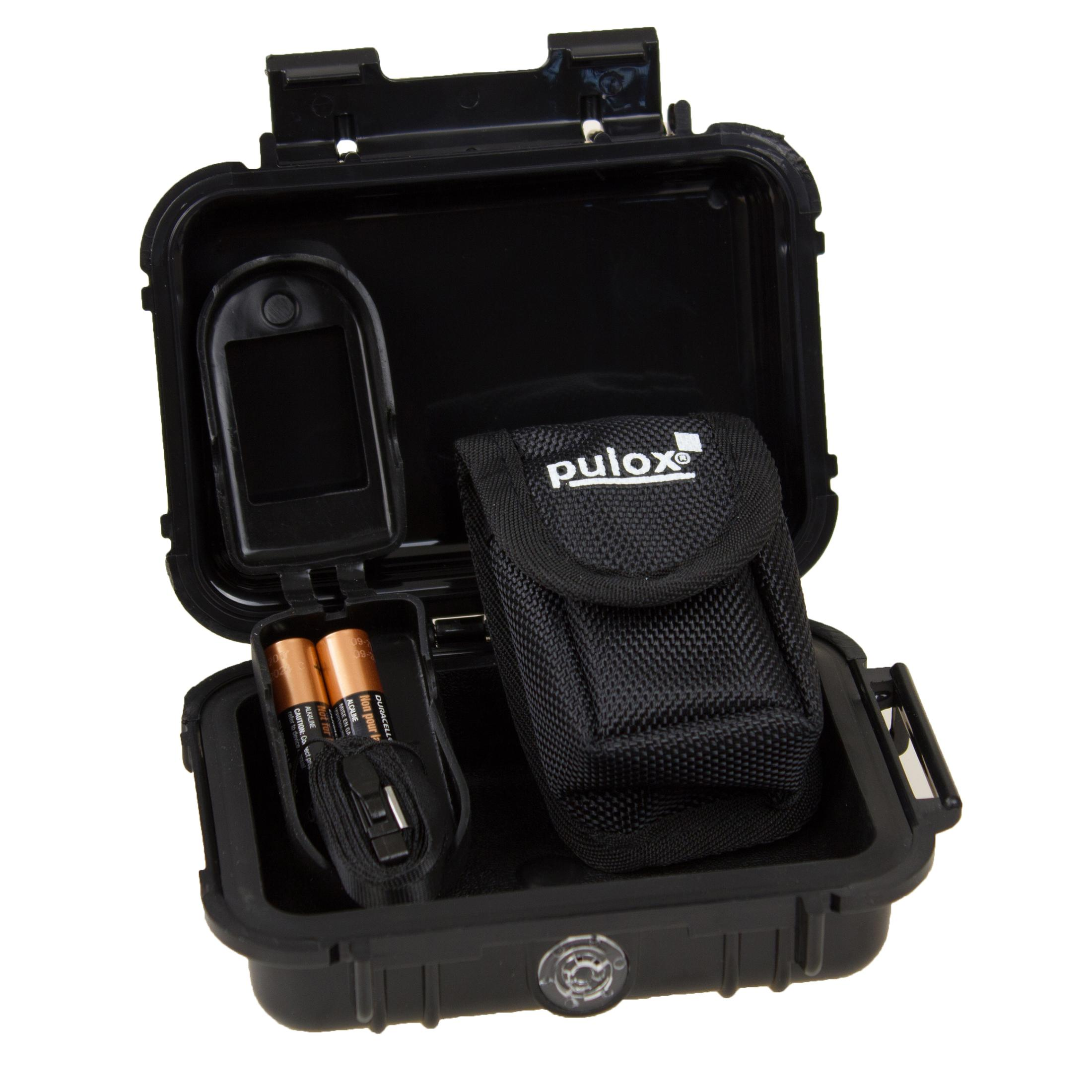 Schwarze, offene Box mit Messgerät, Beutel, Batterien und Ladekabel, alles auf weißem Untergrund.
