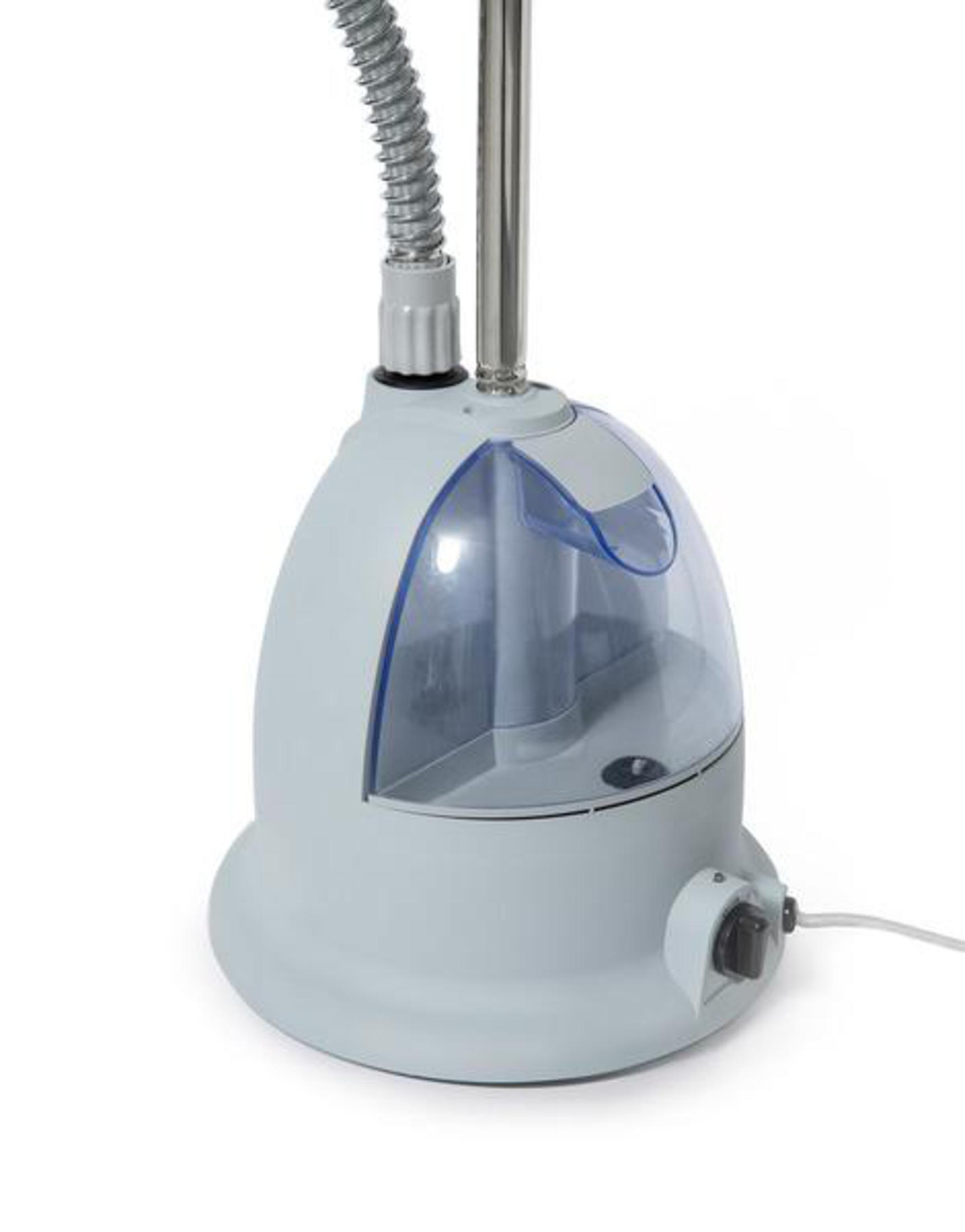Vaporiera bianca e blu con serbatoio dell'acqua e tubo flessibile. Sfondo bianco.