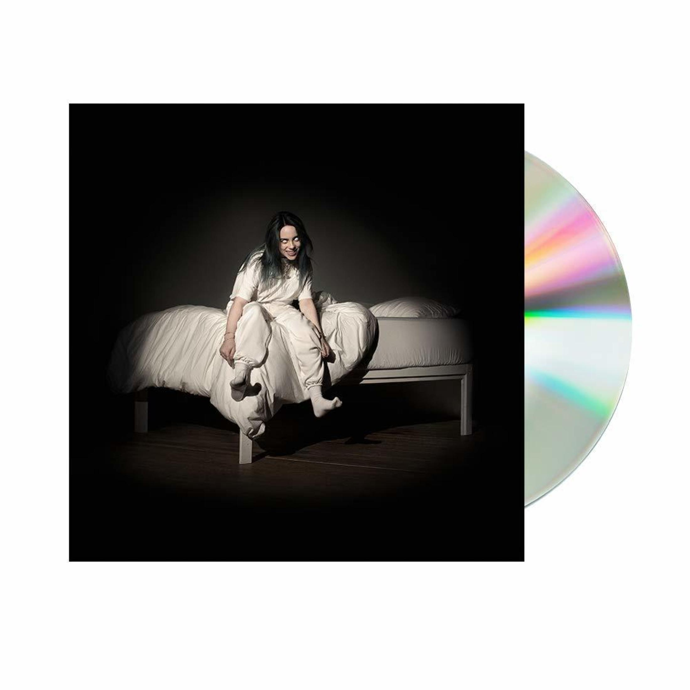 Copertina dell'album: Billie Eilish sul letto in una stanza buia con un CD. Bianco e nero.