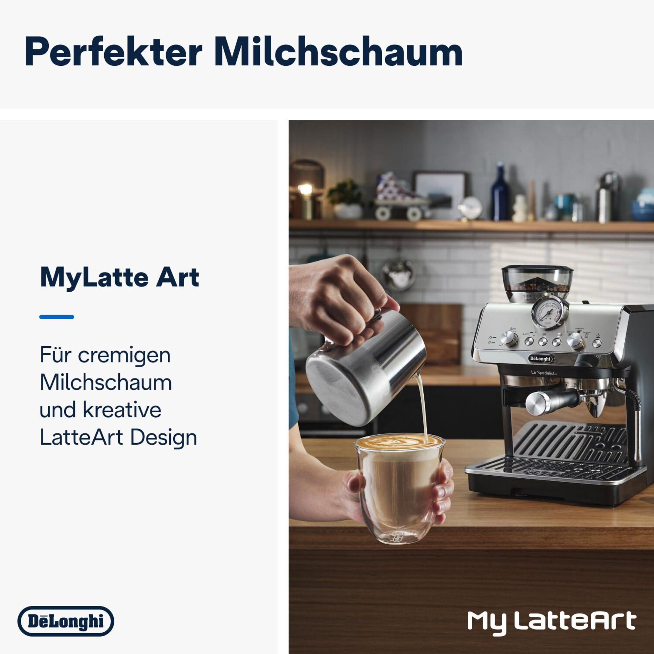 Osoba wlewa mleko do szklanki kawy. Z tyłu znajduje się ekspres do kawy.