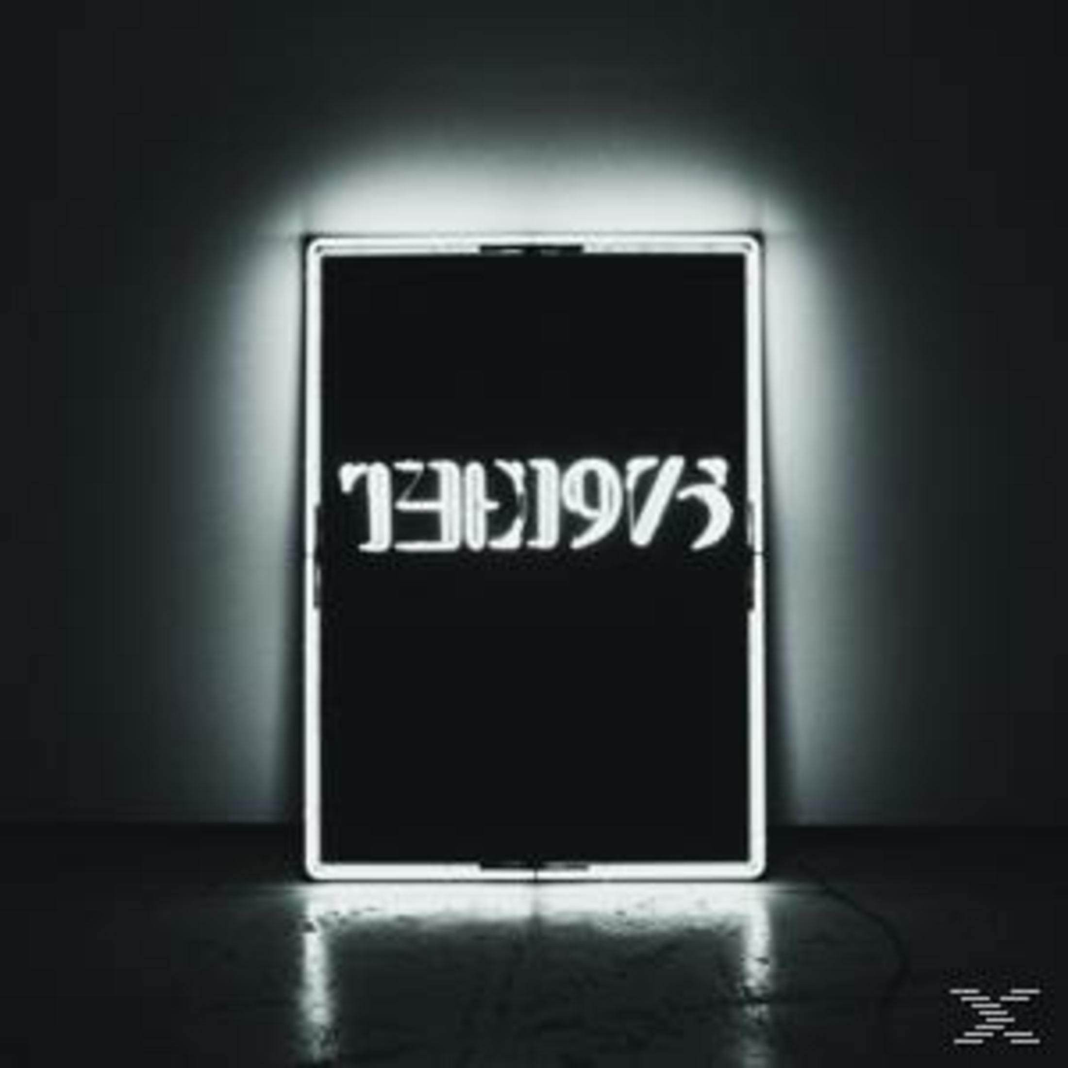 Copertina dell'album con il testo 'The 1975' in neon bianco su sfondo nero.