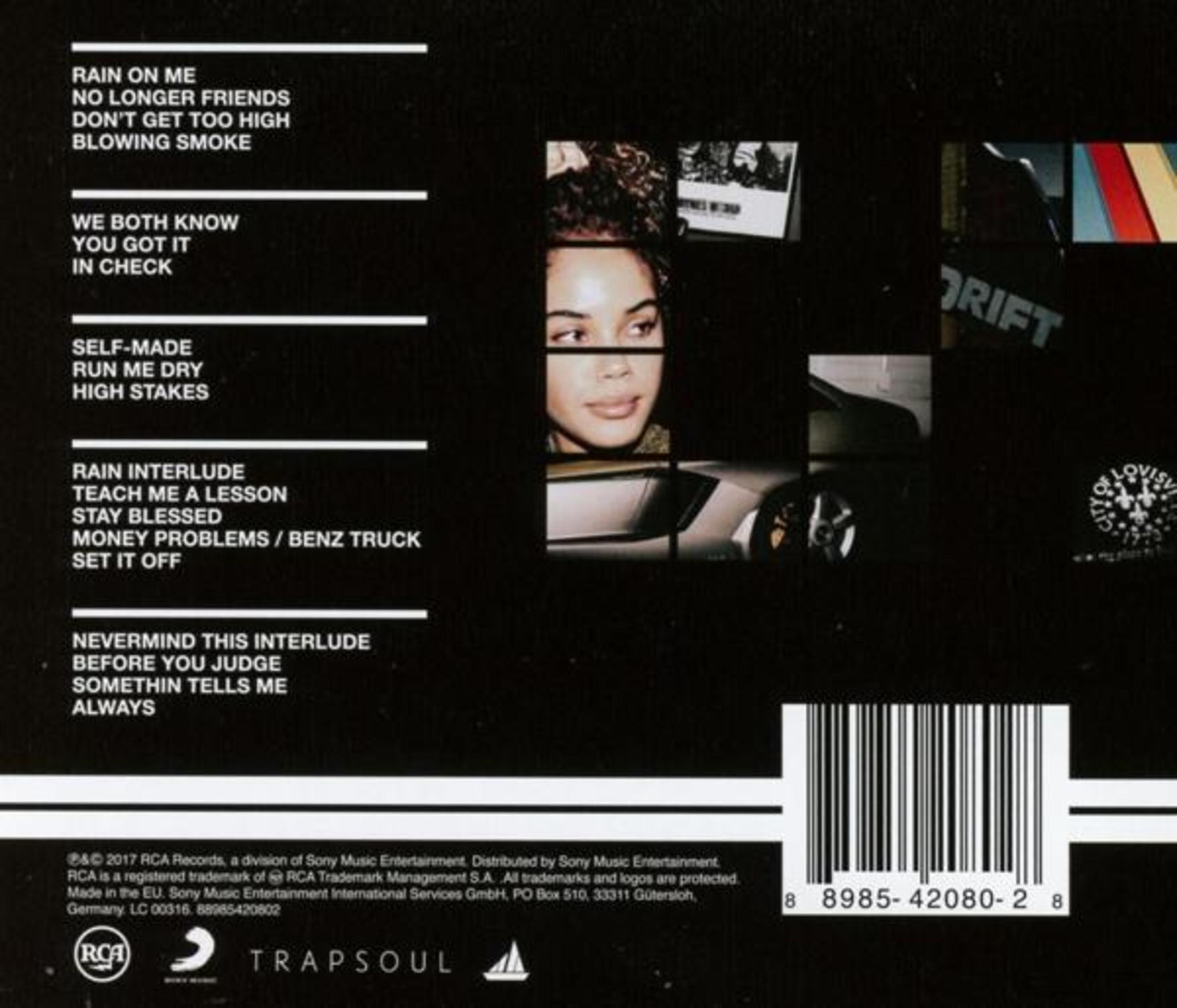 Albumhoes: Vrouwengezicht, met songtitels en credits, en een auto en straatbeeld.