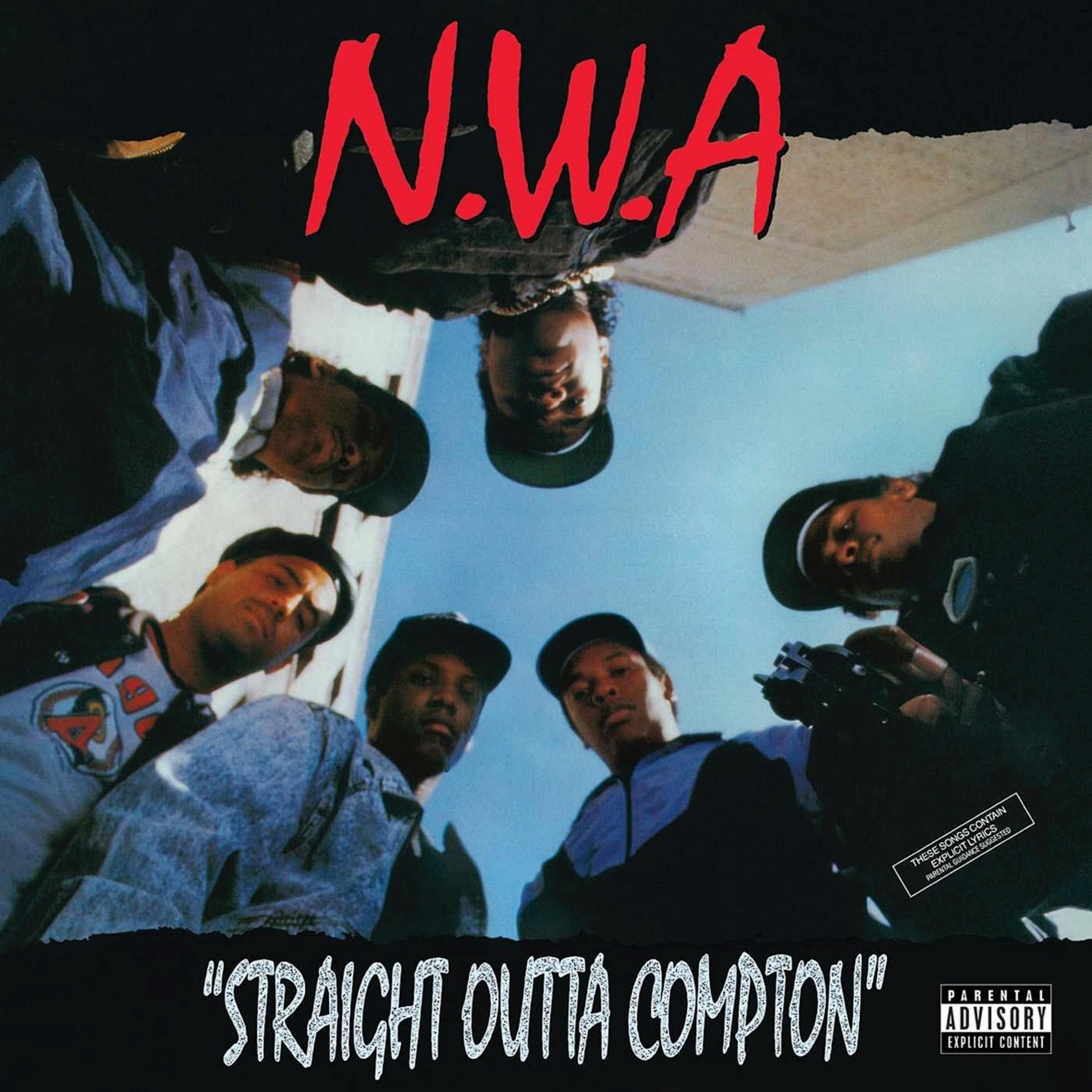 Albumhoes met N.W.A vanuit een lage hoek. De titel is "Straight Outta Compton".